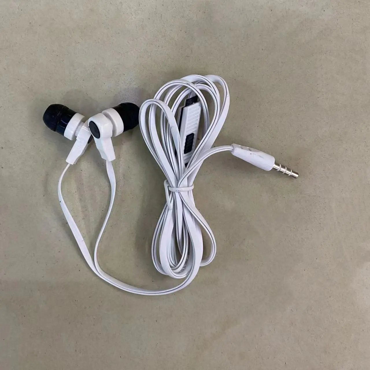 New factory price  Universal 3.5mm Wired Earphone And Headphone Girls Hands Free In Ear Earbuds With Mic For Phones Mp3 Ipod