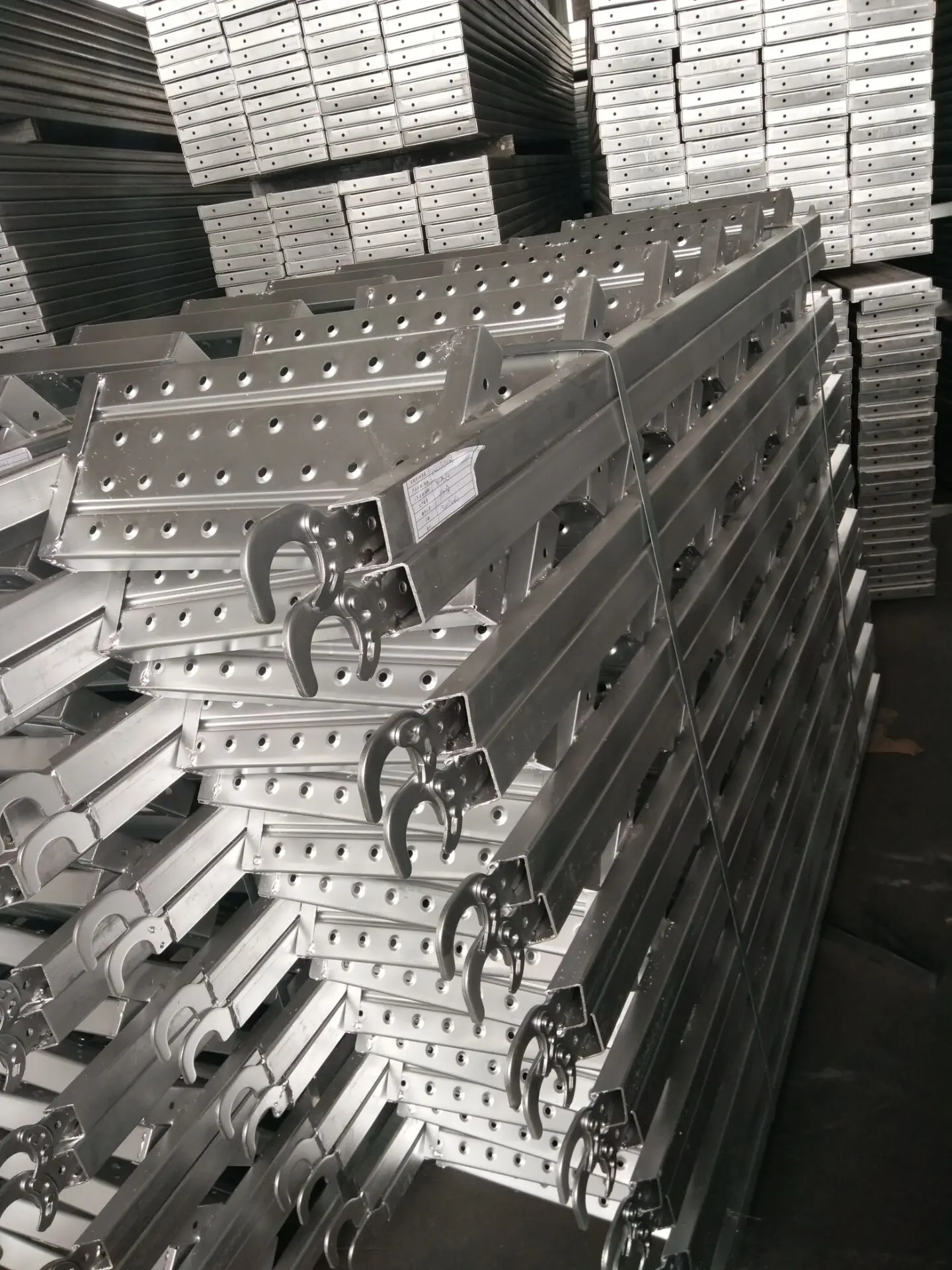 Q195 590mm 610mm Factory Price Pre Galvanized Scaffolding Step Ladder Scaffold Staircase With Hook