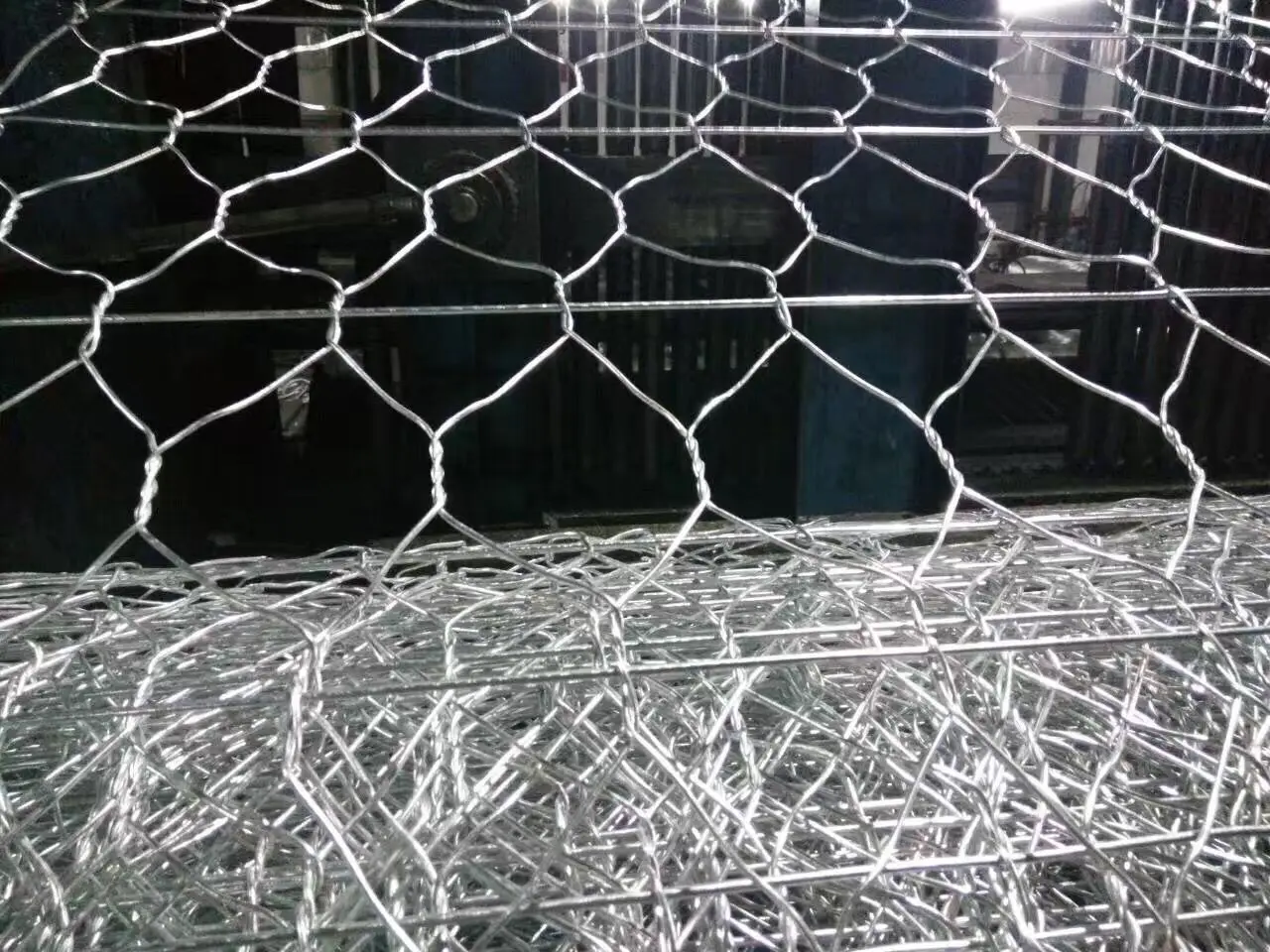 Manufacture Low price  Electro Galvanized/Hot Dippped  Galvanized Gabion wire mesh/Gabion mesh roll/Reinforced Gabion