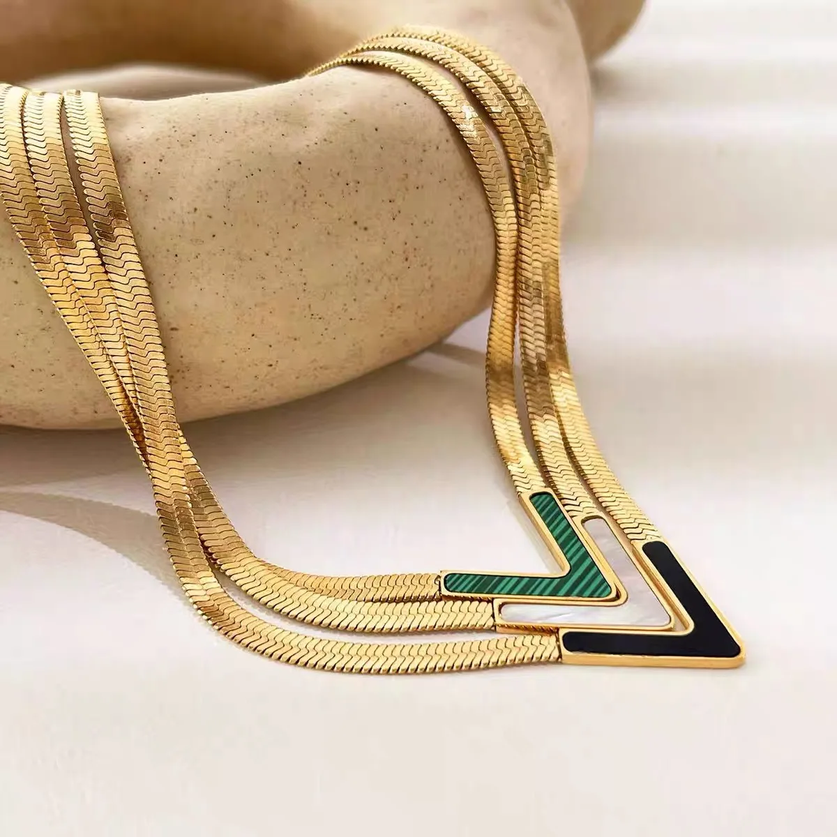 European & American Designer Simple Temperament Hip Hop Metal Street Pats Snake Bone Chain Choker Geometric V-shaped Necklaces