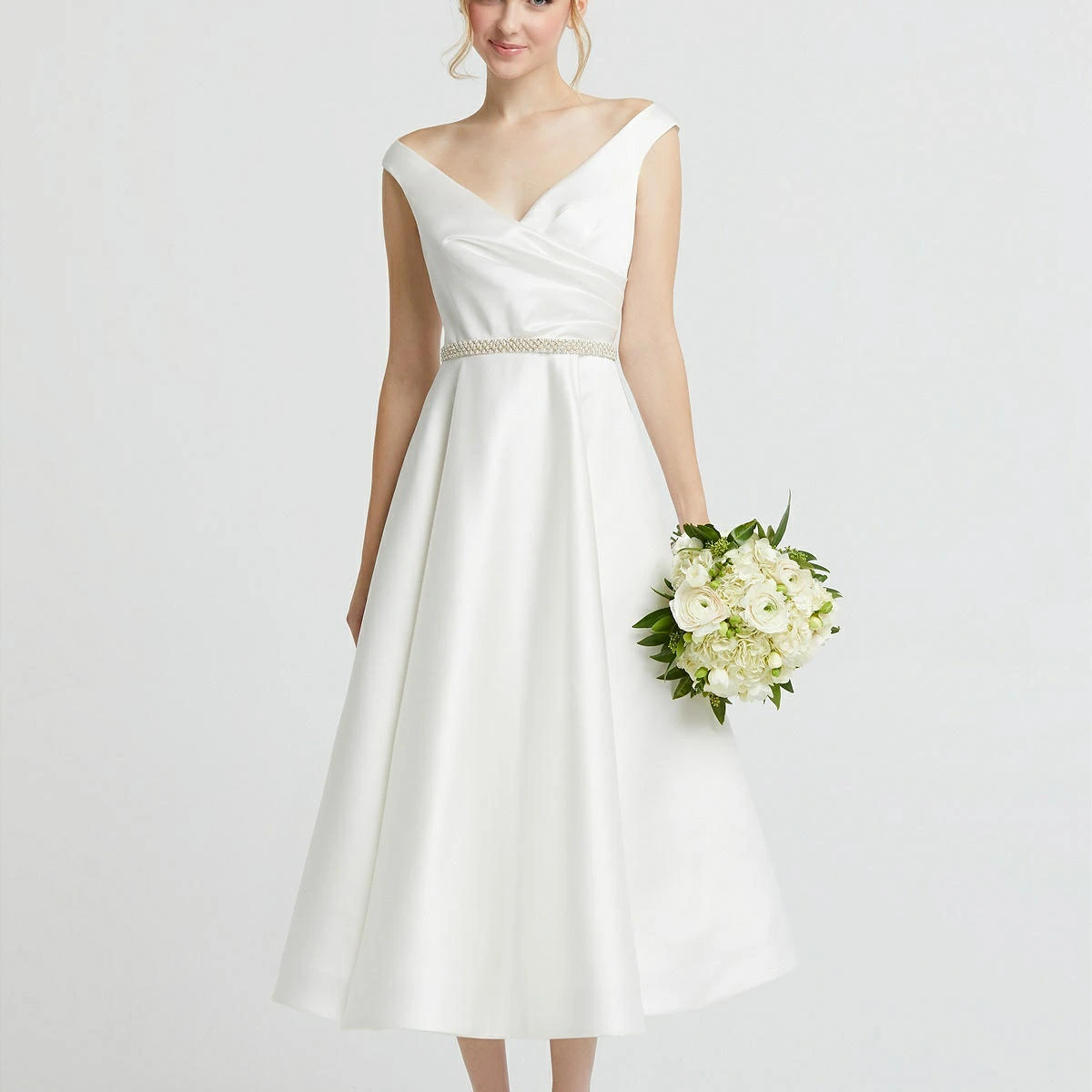 ДРАПИРОВАННОЕ атласное свадебное платье с открытыми плечами и поясом из бисера