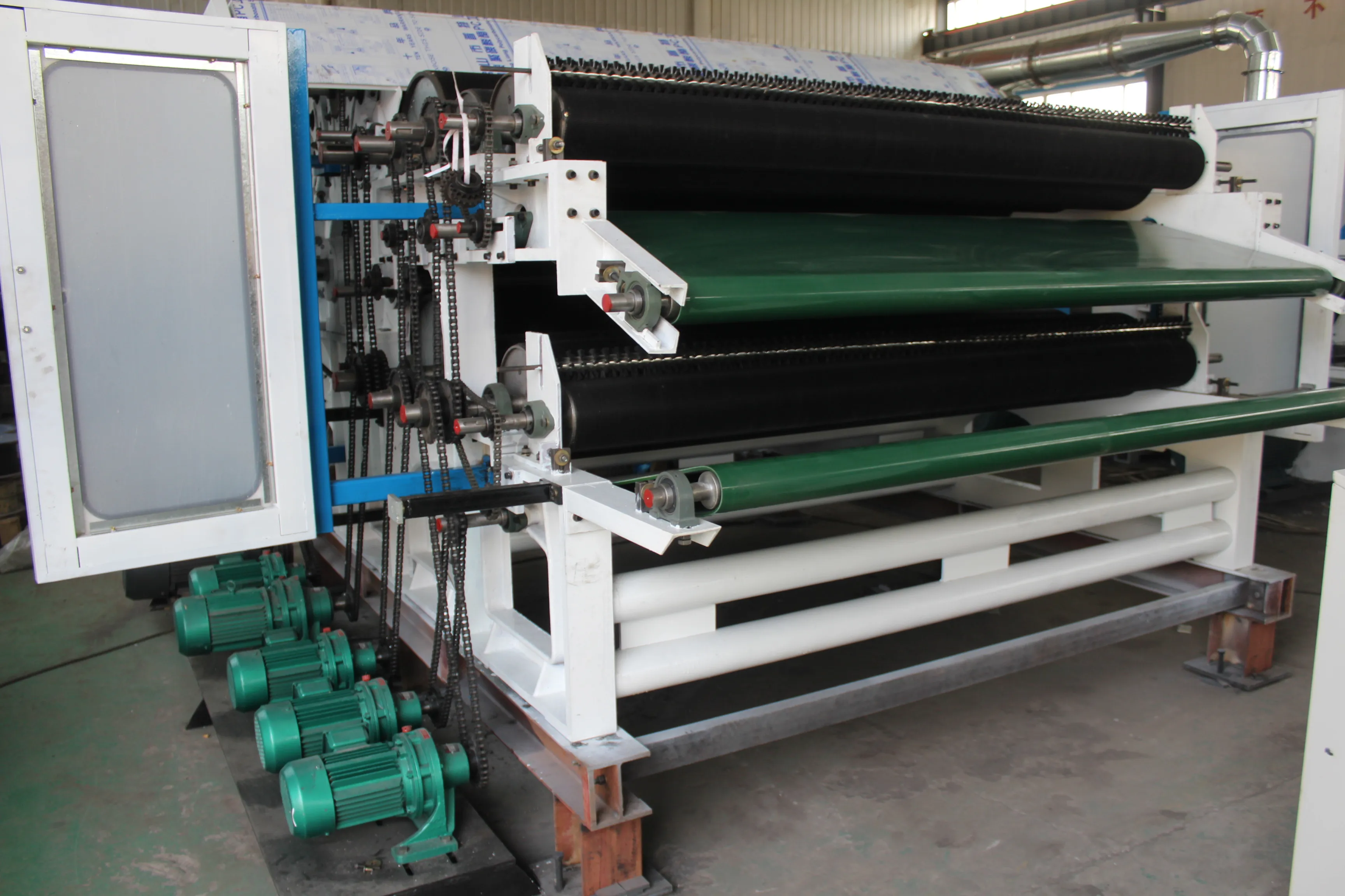 The non-woven fabric production machine combs the waste fiber polyester fiber into a web to make a felt carding machine