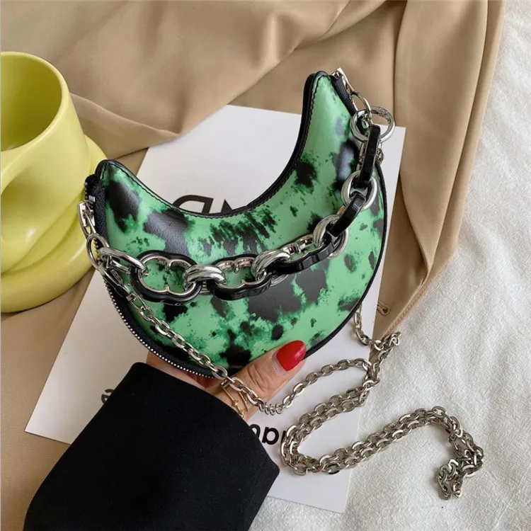 New autumn 2021 crescent-shaped saddle bag for ladies