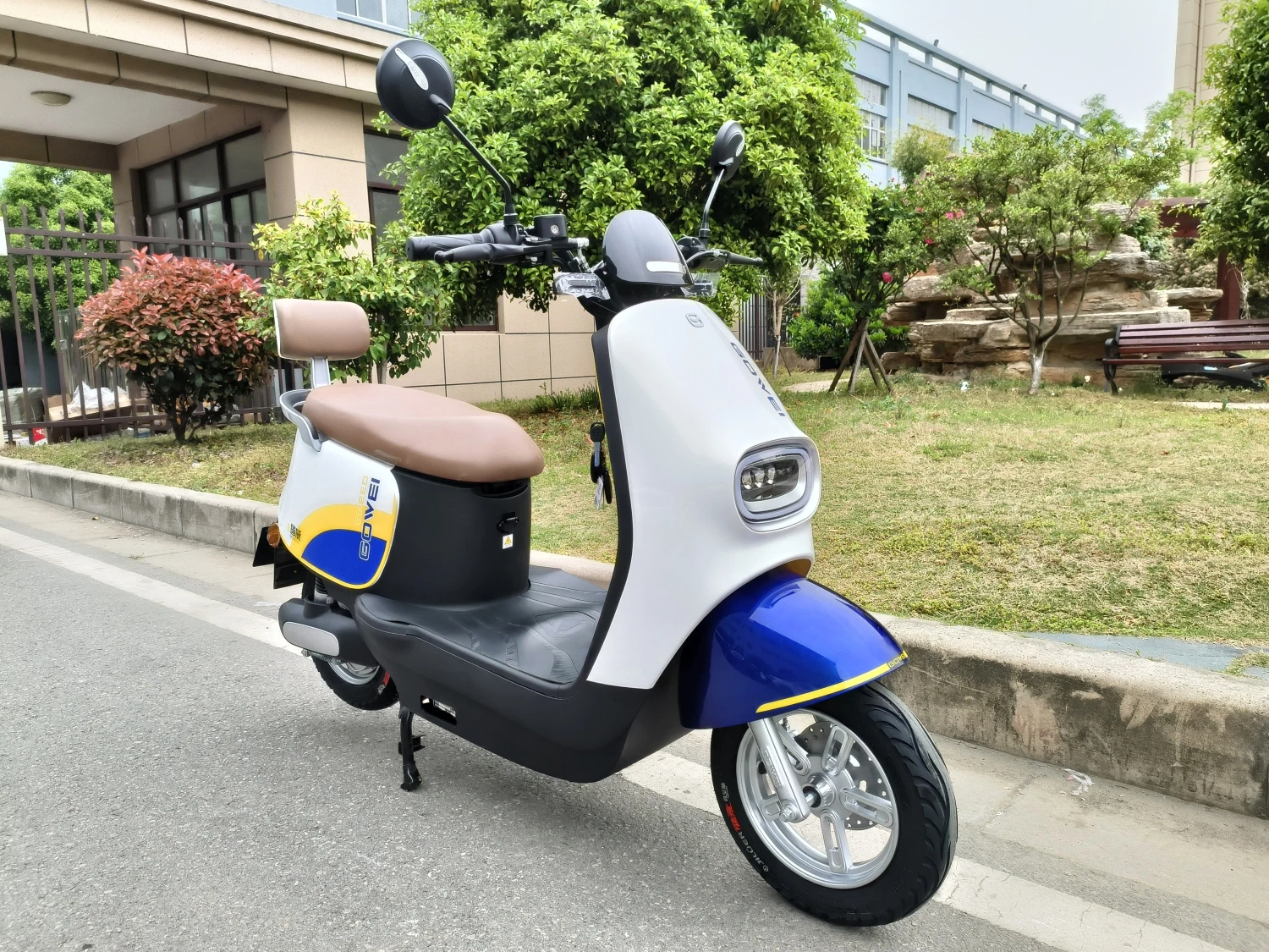 china made wholesale electric scooter motorcycle  48V60V72V electric motorcycle adult 1000w fast 2 person electric moped scooter