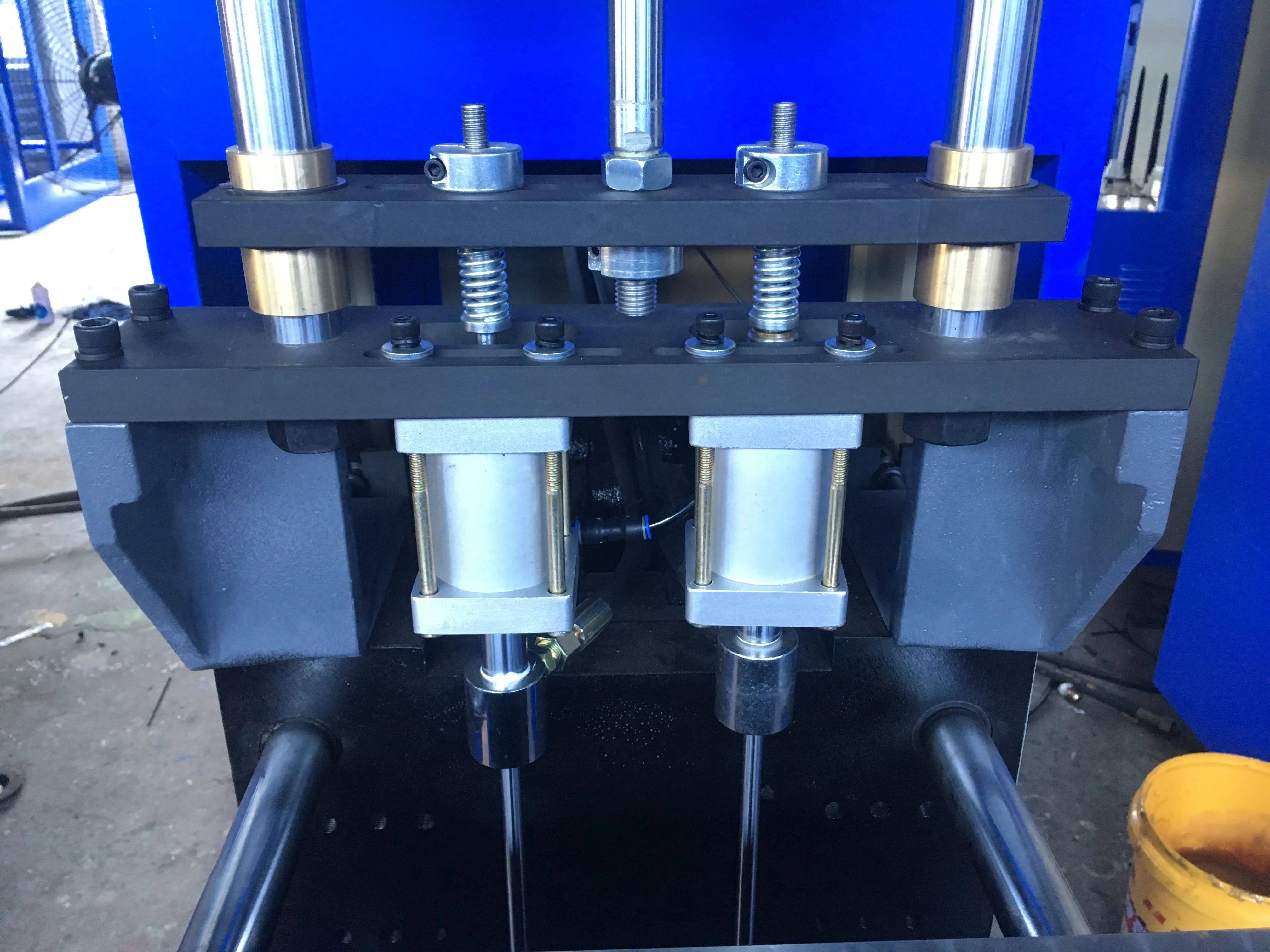 
Chinese factory semi automatic PET bottle blow moulding machine 