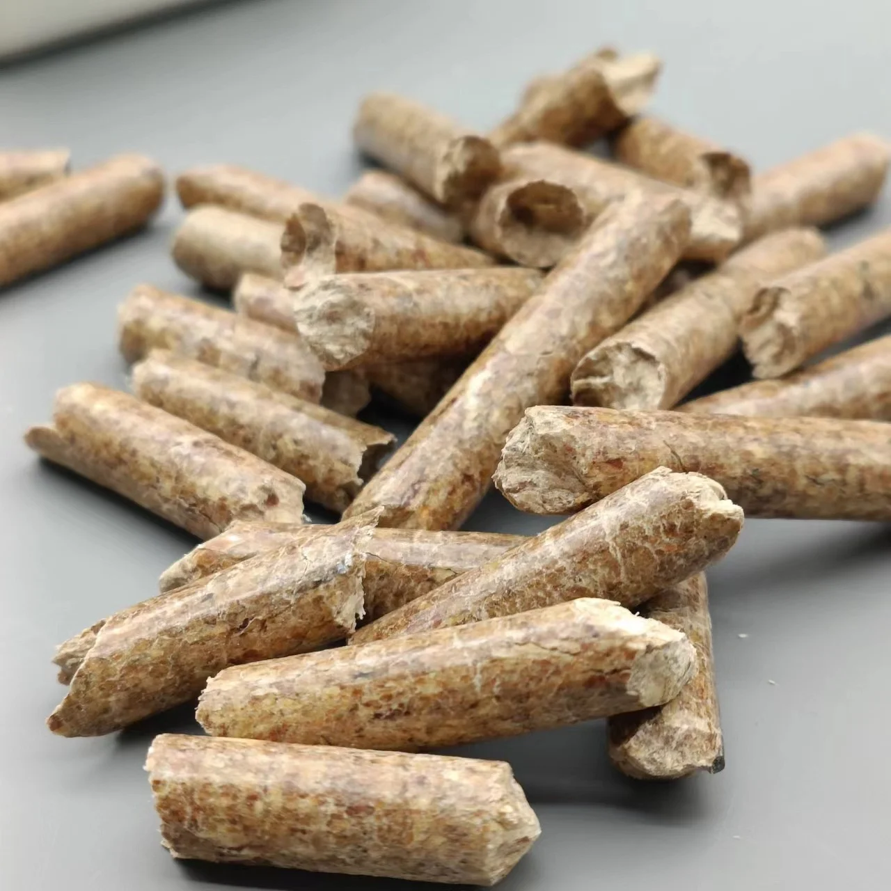 Selling High Quality En Plus-a1 6mm/8mm Fir Pine Beech Wood/Bamboo Pellets In 15kg Bags For Heating