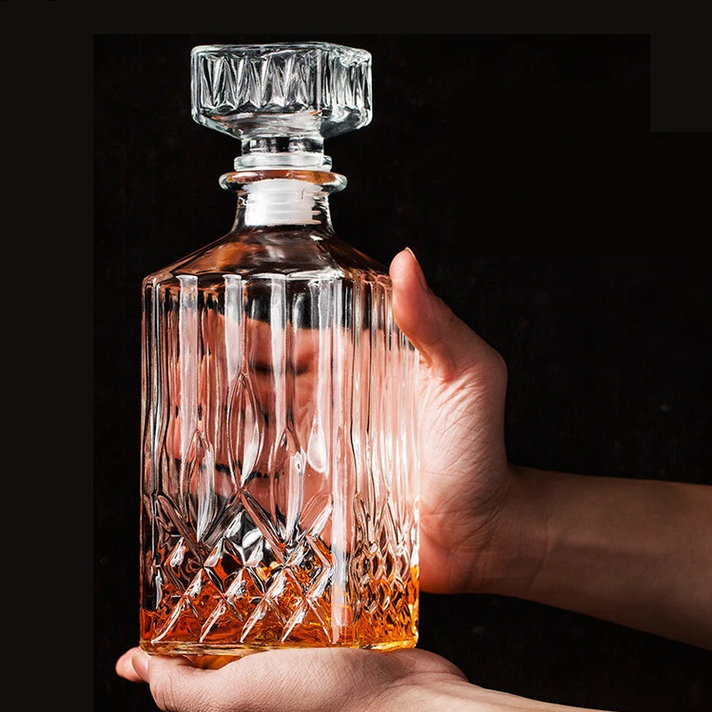 Wholesale Unique Shape Fancy 1000ml Glass Wine Whiskey Liquor Decanter Set With 4 glass