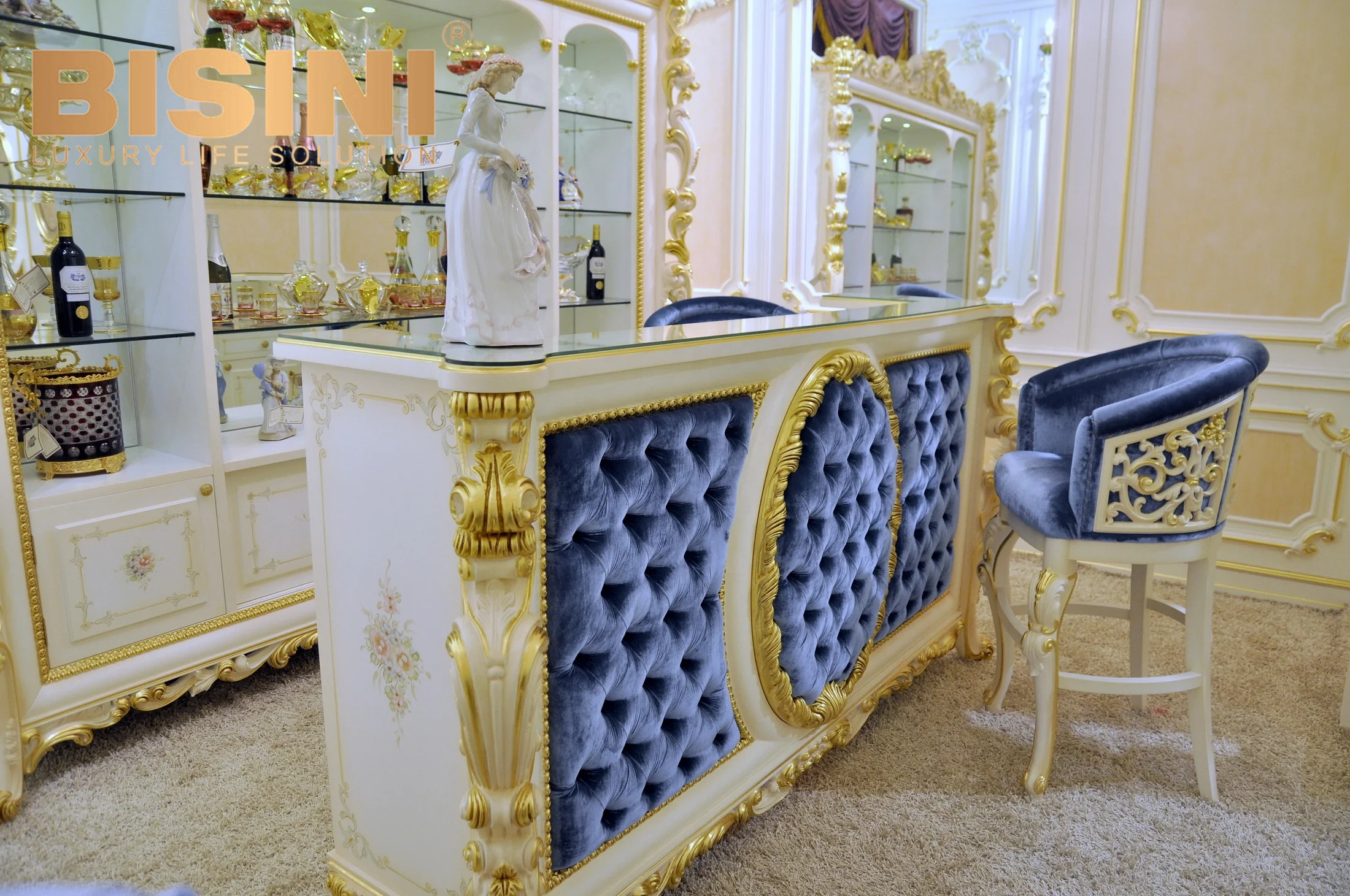  Европейский деревянный барный шкаф Rococo ручной работы с серой бархатной обивкой и роскошным барным табуретом витринным