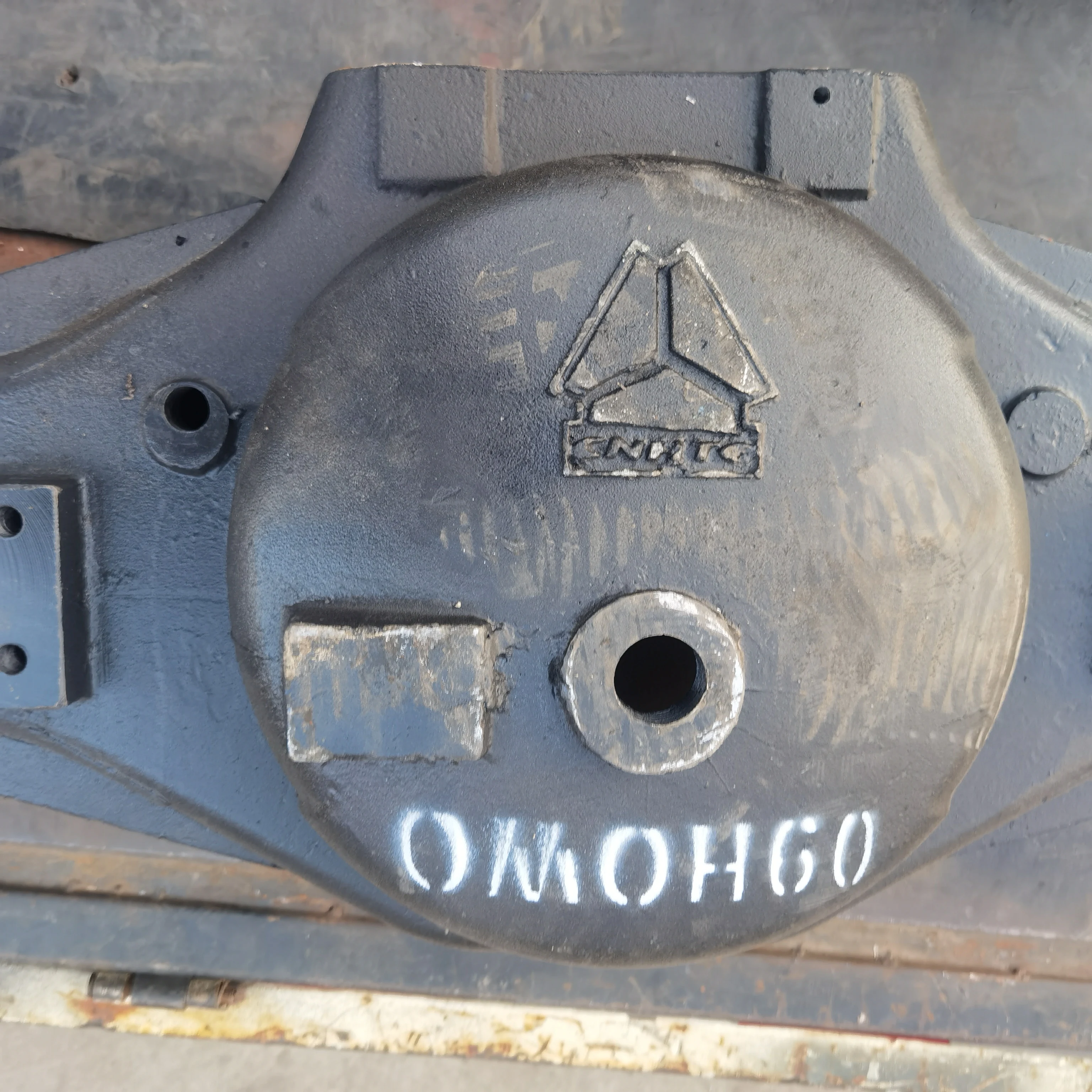 AZ7121330940 High quality factory direct sales sinotruk howo truck spare parts rear axle housing