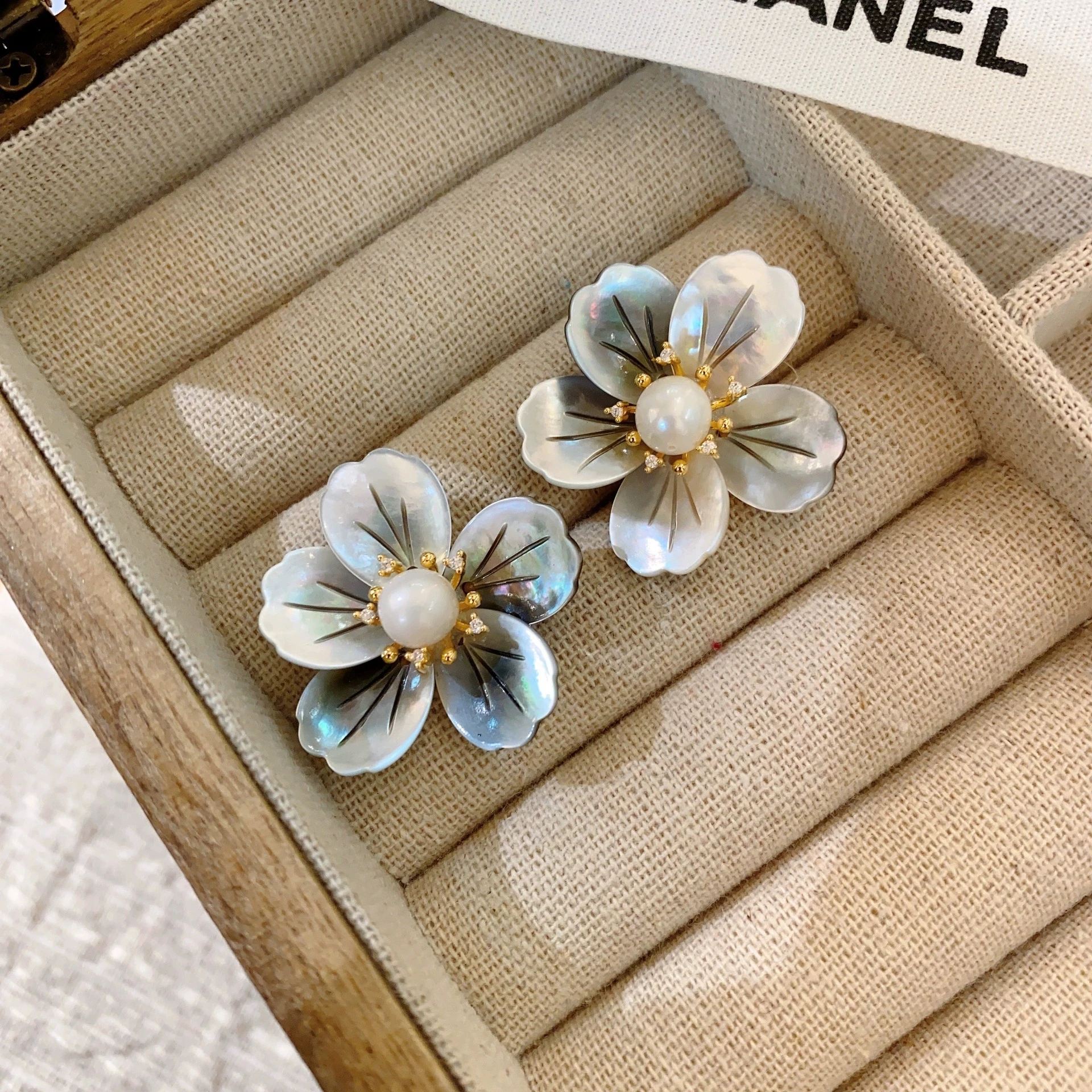 Zhuji New Retro Style Baroque Pearl Earrings French Oil Painting Frame Flower Literary Earrings