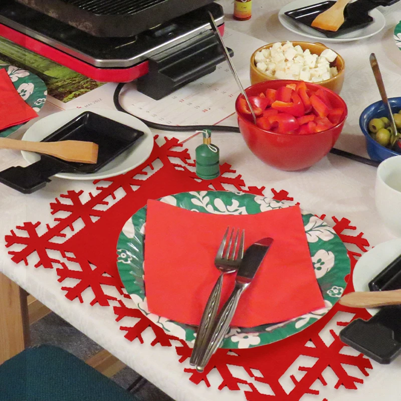 4 Pcs Christmas Placemats Dining Table Mats Heat Resistant Xmas Place Mats for Kitchen Xmas Party Winter Home Decoration