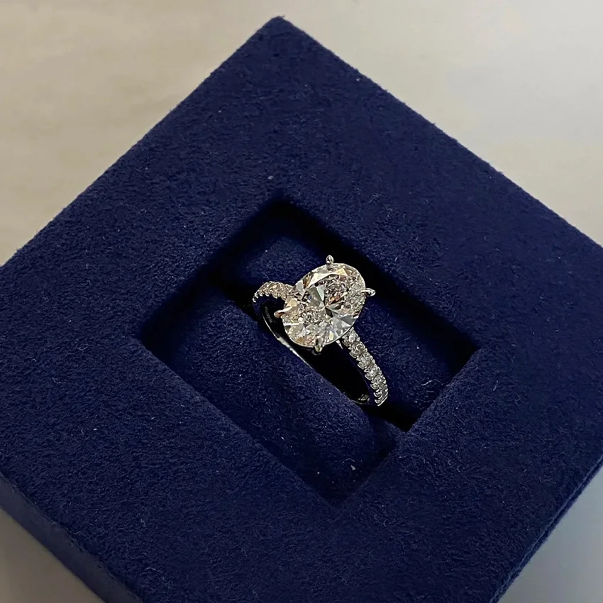 Кольцо из 18-каратного золота с овальной огранкой карата