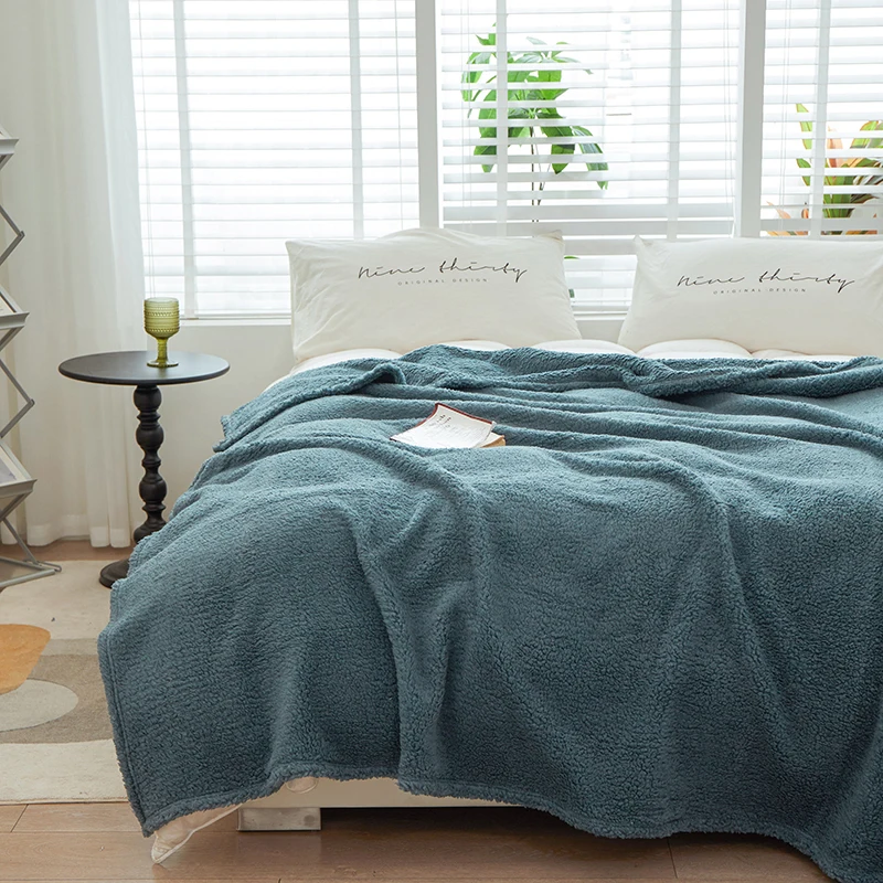 Wholesale Custom Super Warm Travel Blanket Polyester Fibre100% Solid Color Double-Sided Lamb Wool Blankets