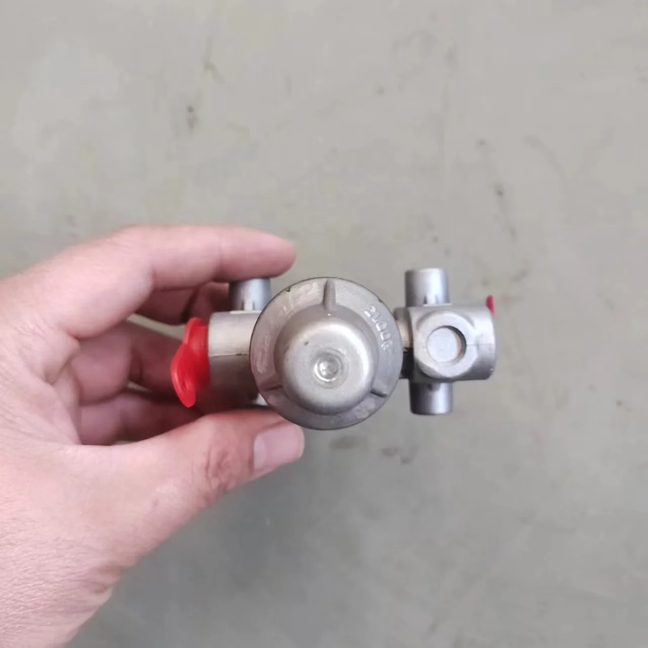 Double pressure regulating valve assembly for gas path of Fate 16-speed gearbox Air filter pressure regulating valve A-C03002-13