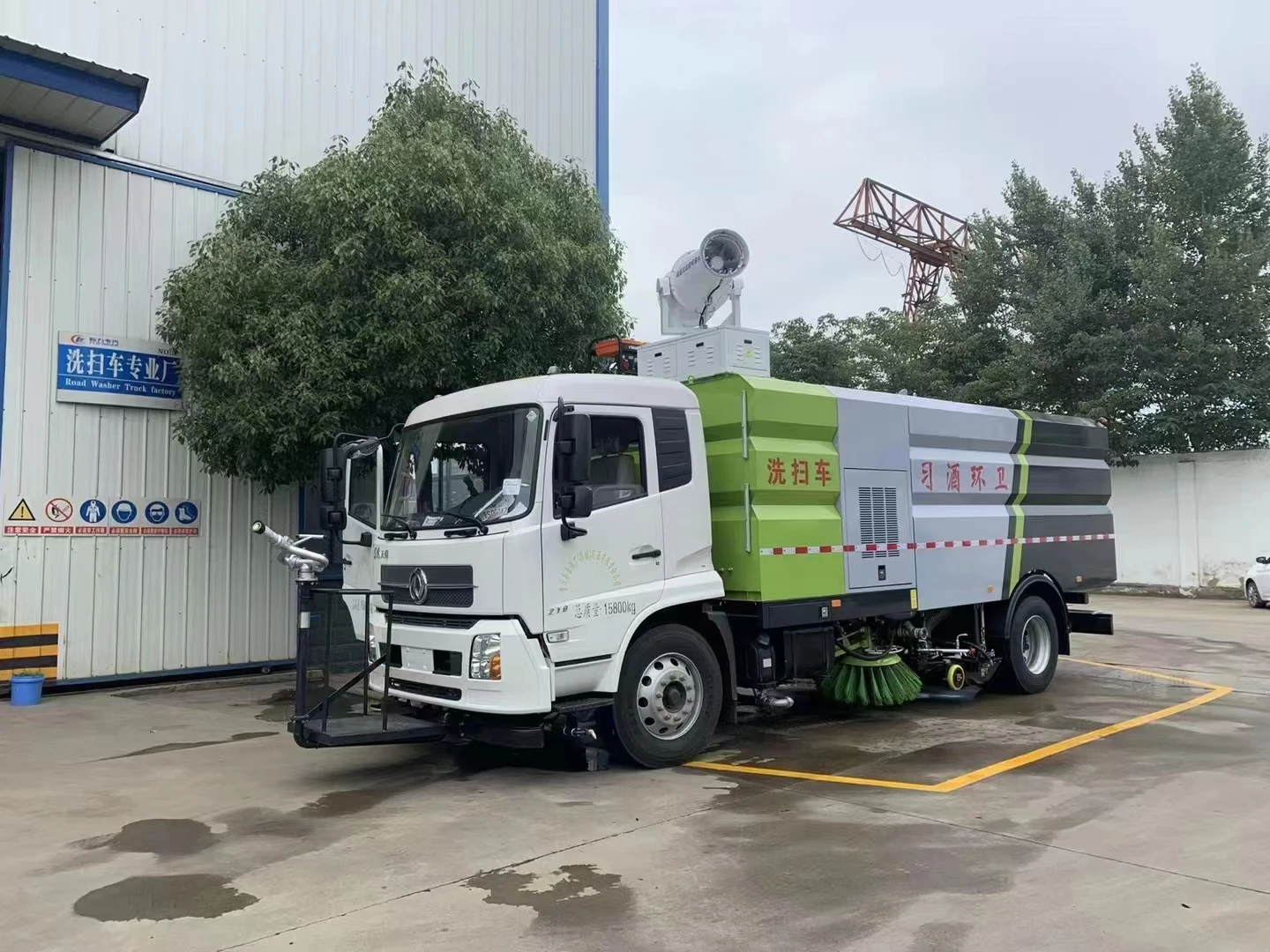 ISUZU 9 ton road washing sweeper truck