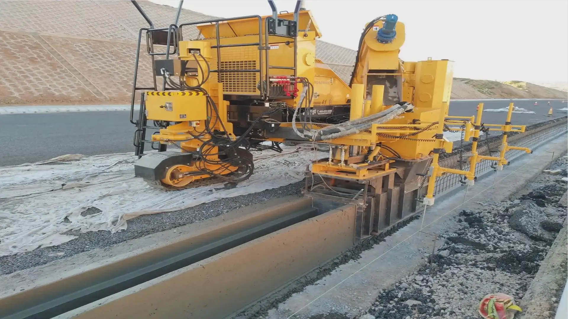 Automatic Curb Paver With CUMMINS Diesel Engine For Curbs and gutters