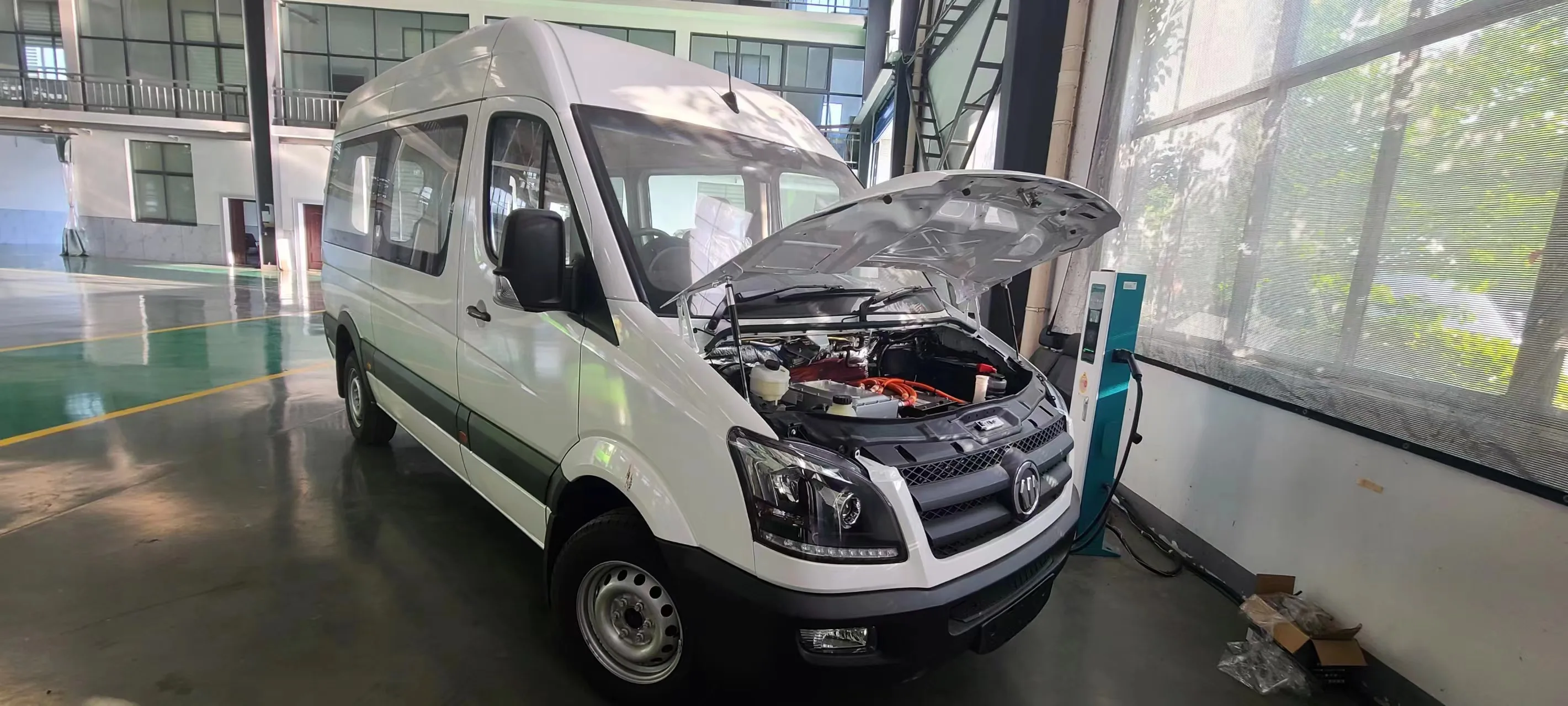 Hot Sale 6 Meters Pure Electric Mini Bus 12-15  Seats RWD city Bus Electric passenger Van Electric Cargo Van  zero emission