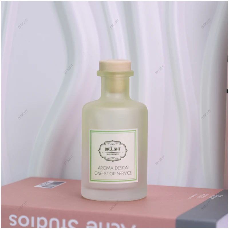 New Design Wholesale Custom 100ml 300ml Home Decoration Thin Shade Bottle with Stick Fragrance Colorful Diffuse Glass Bottle