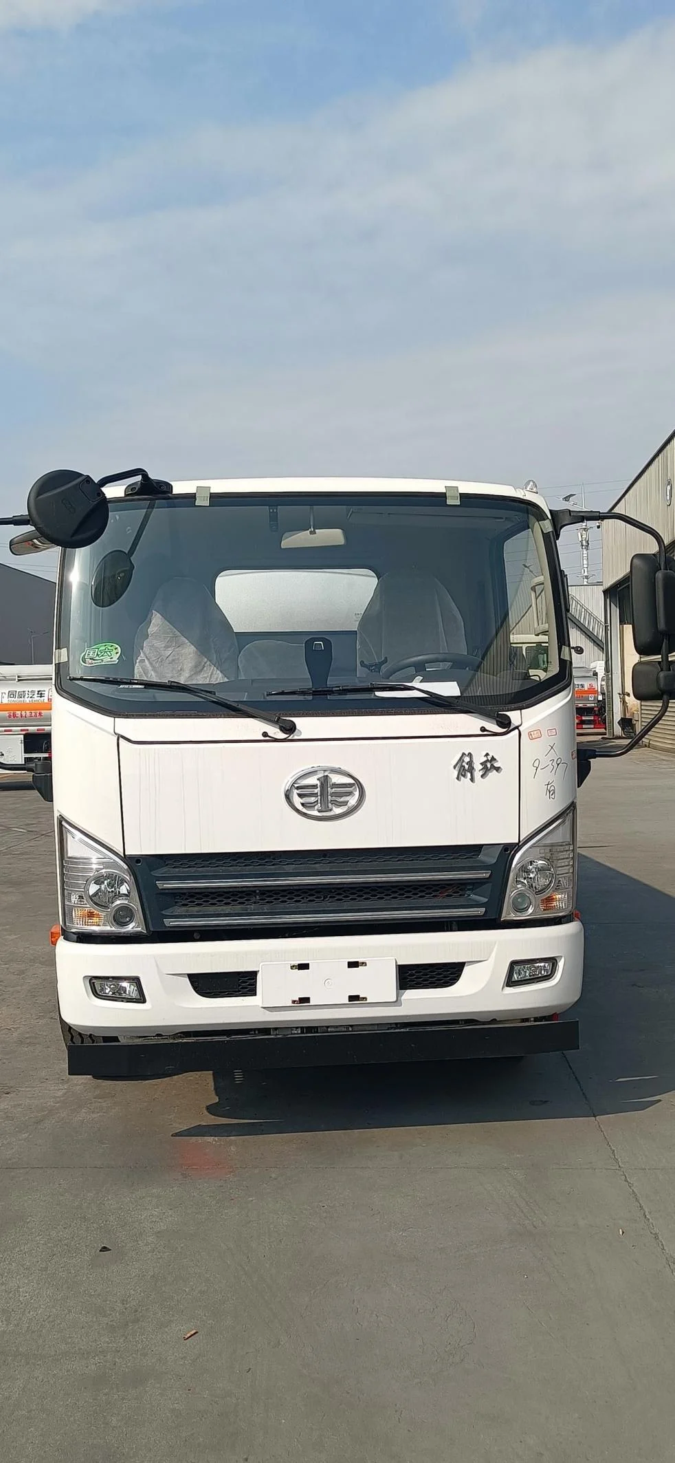 New Special Diesel Gasoline Oil Mobile Fuel Tanker Truck For Fuel Transporting