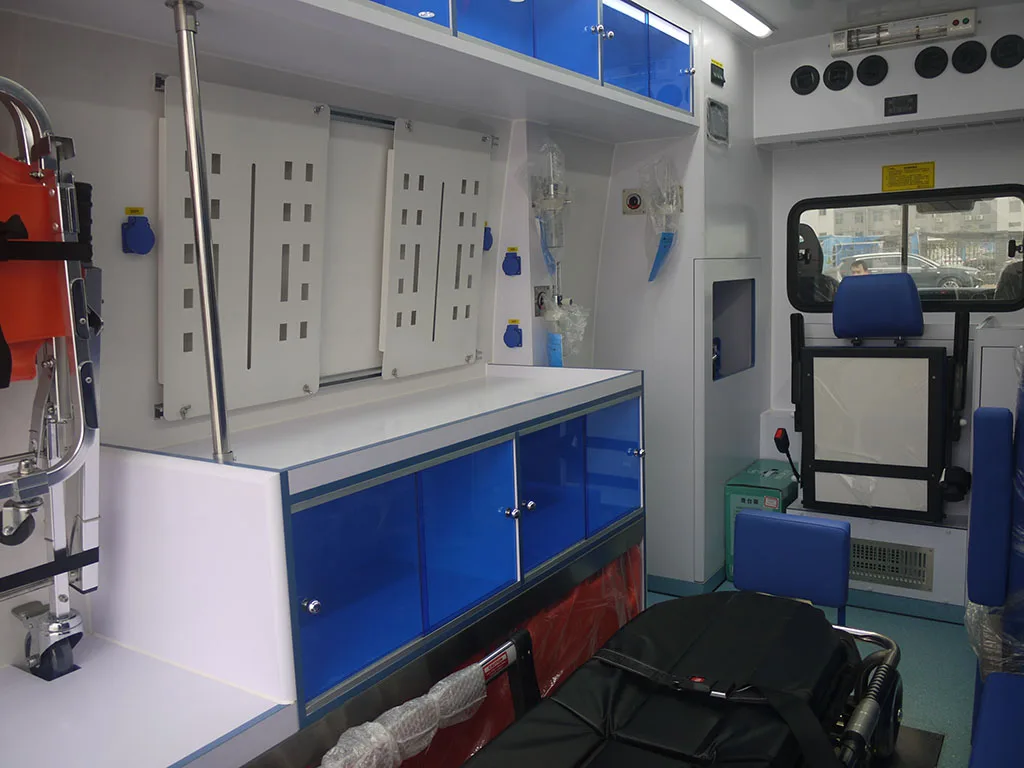 Brand New 4x2 Emergency Ambulance Vehicle NAVECO Ousheng Monitoring Medical Ambulance Car Price for exporting