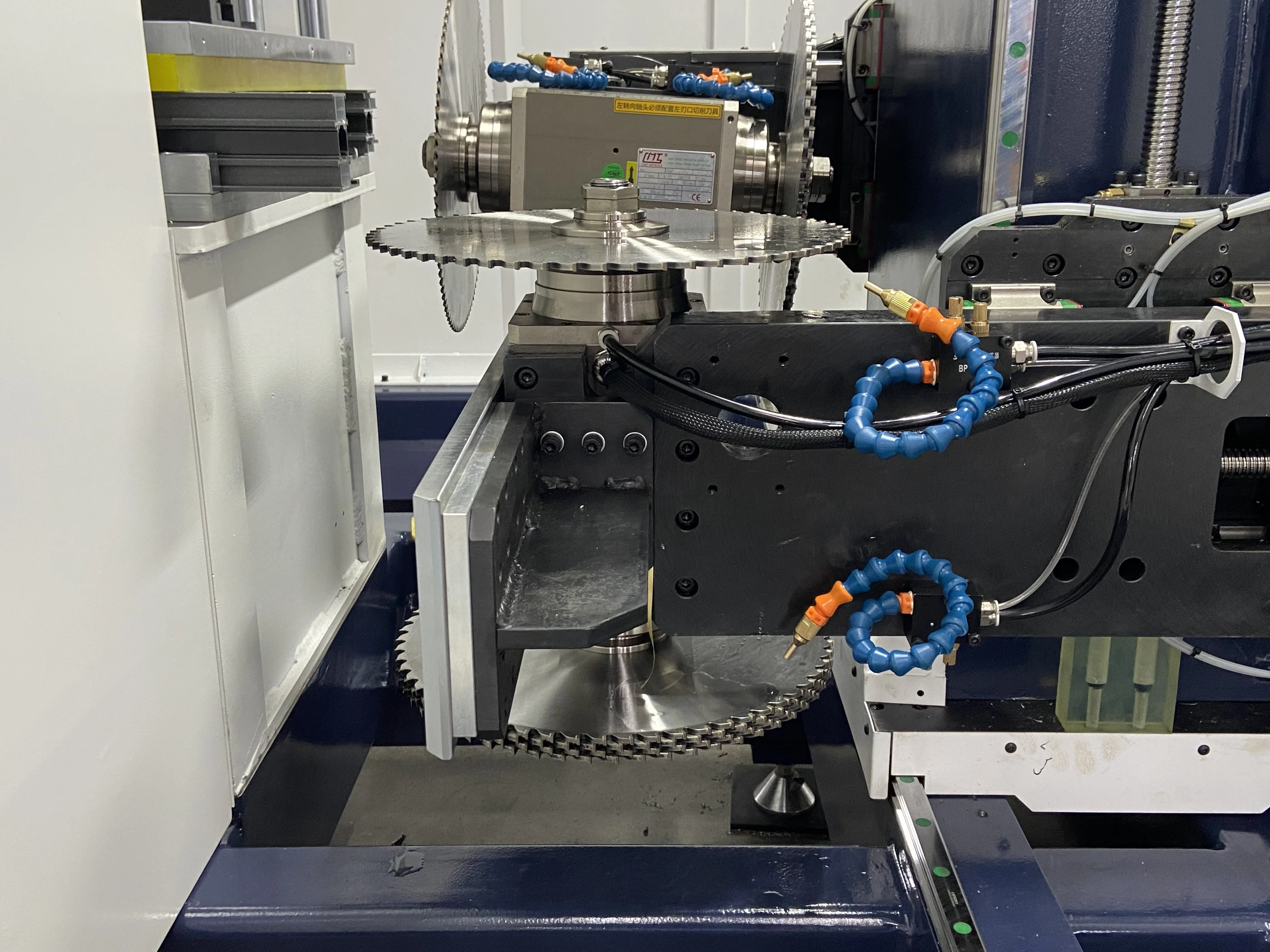 CNC cnc вертикальный обрабатывающий центр для изготовления окон