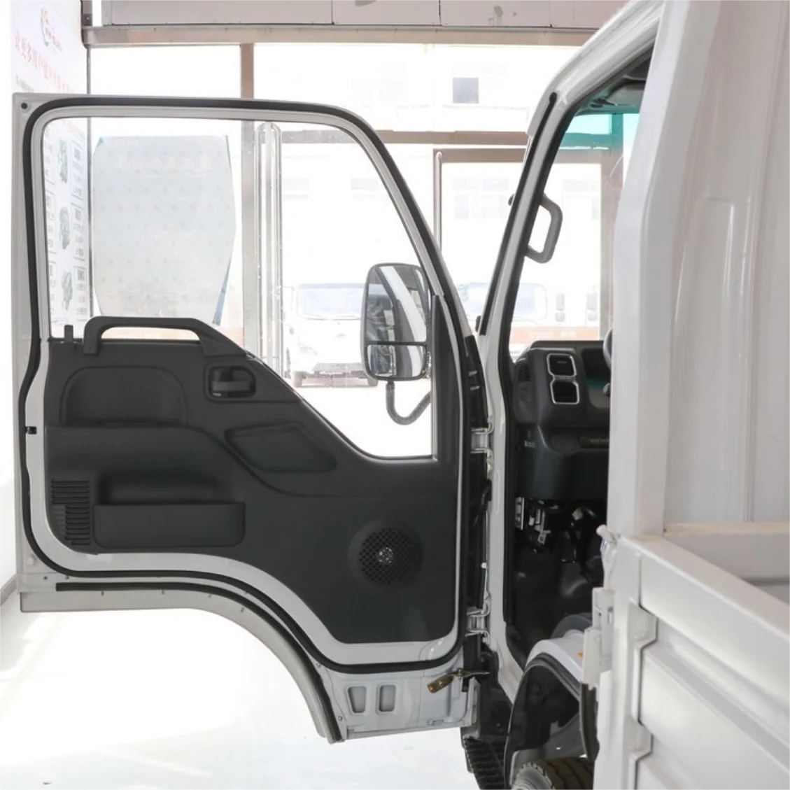 Good Condition Used 0 km Qingling ISUZU New Truck Five Seats 4*2 100p Light Truck