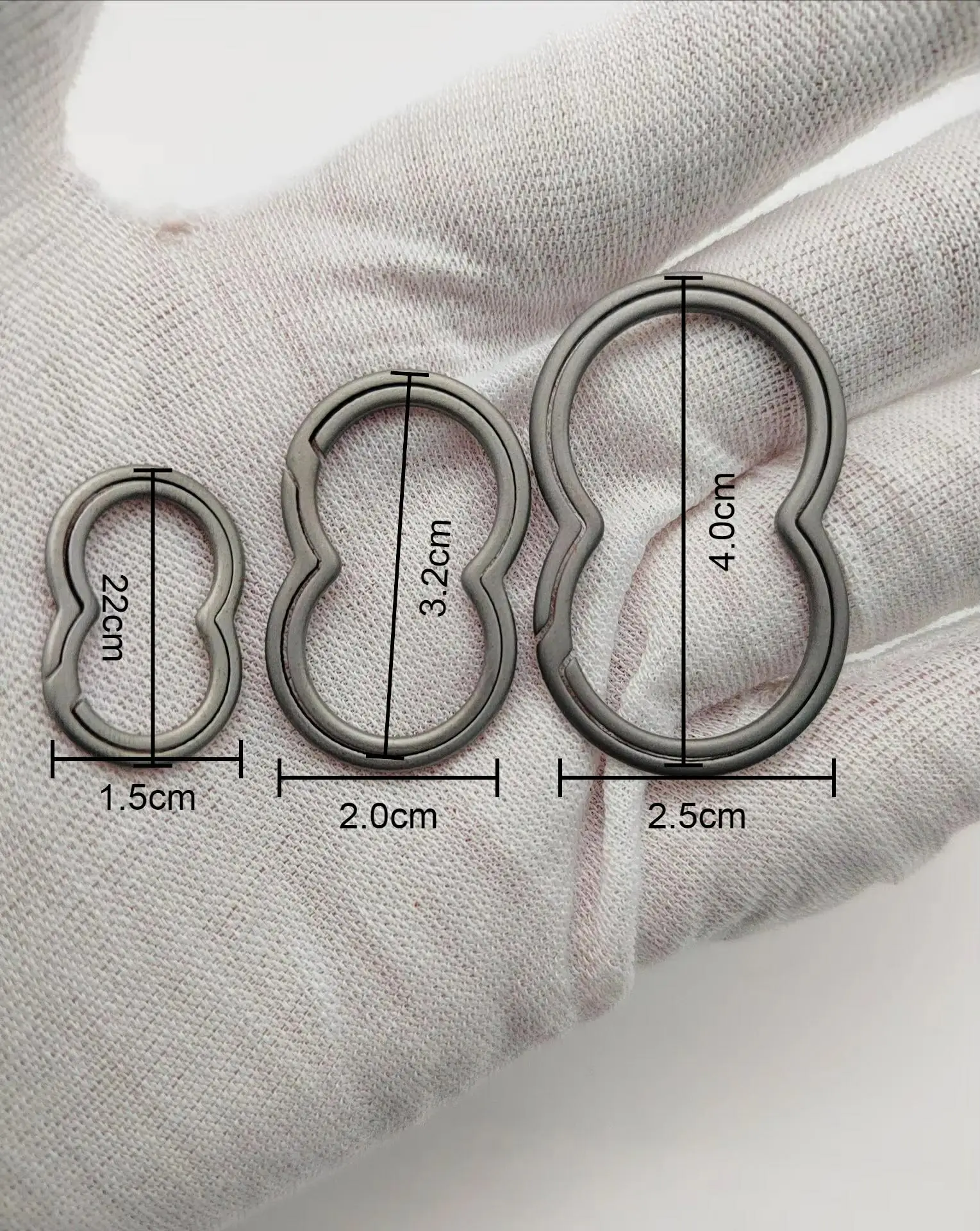 Gourd shaped luxury key chain 4 centimeters Titanium metal key chains cars Mountaineering portable metal key chains
