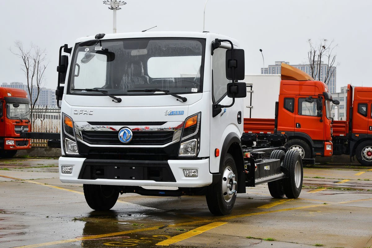 Reasonable price 4x2 5995x2200x2360mm single row 3 seats cabin 6 wheelers 7.00R16LT 8PR 4.5 ton truck chassis