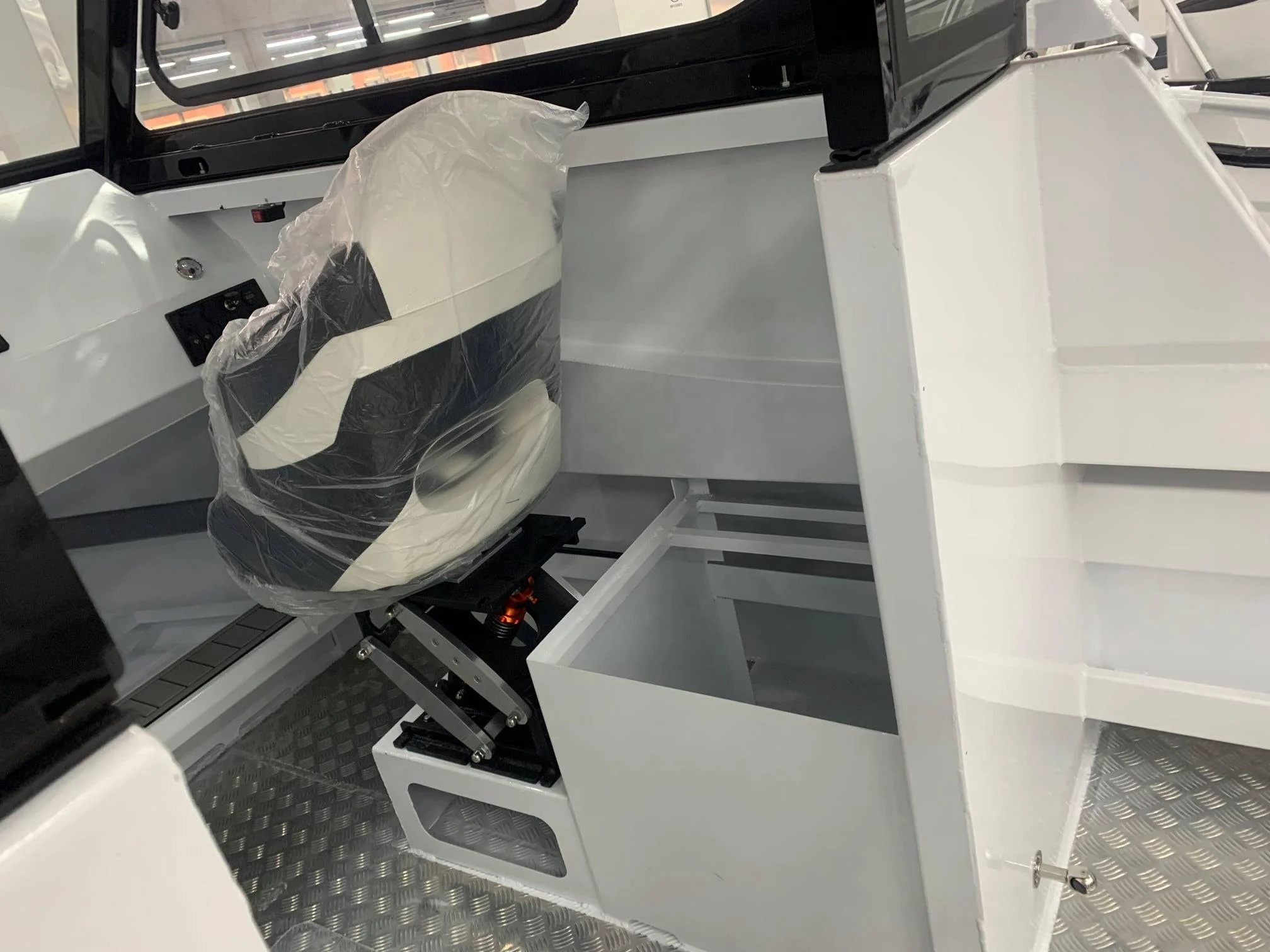 7,5 м алюминиевая лодка с закрытой кабиной