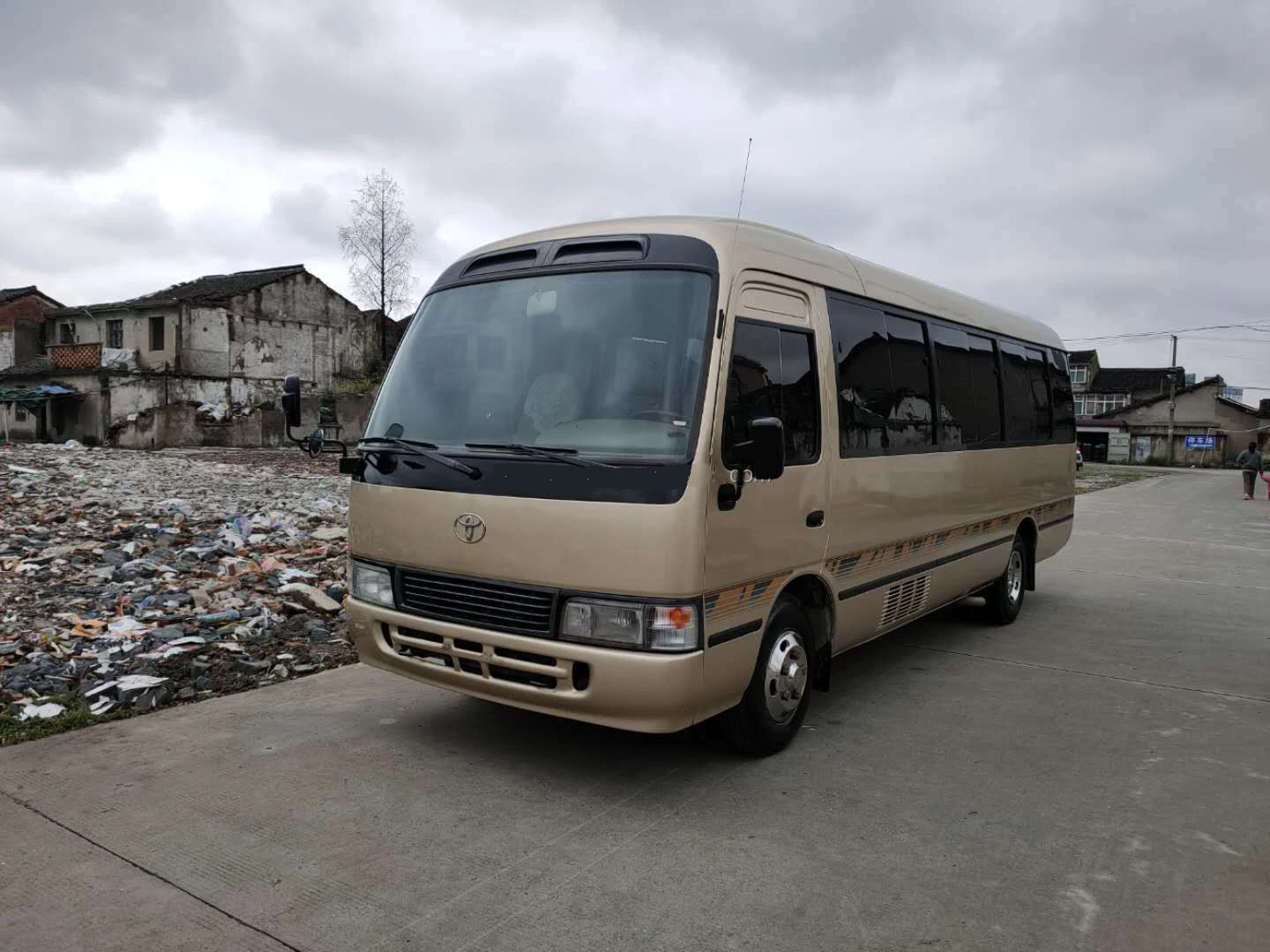 Высококачественный Восстановленный японский автобус Toyota Coaster 23-30 пассажиров оригинальное хорошее состояние Подержанный микроавтобус для продажи