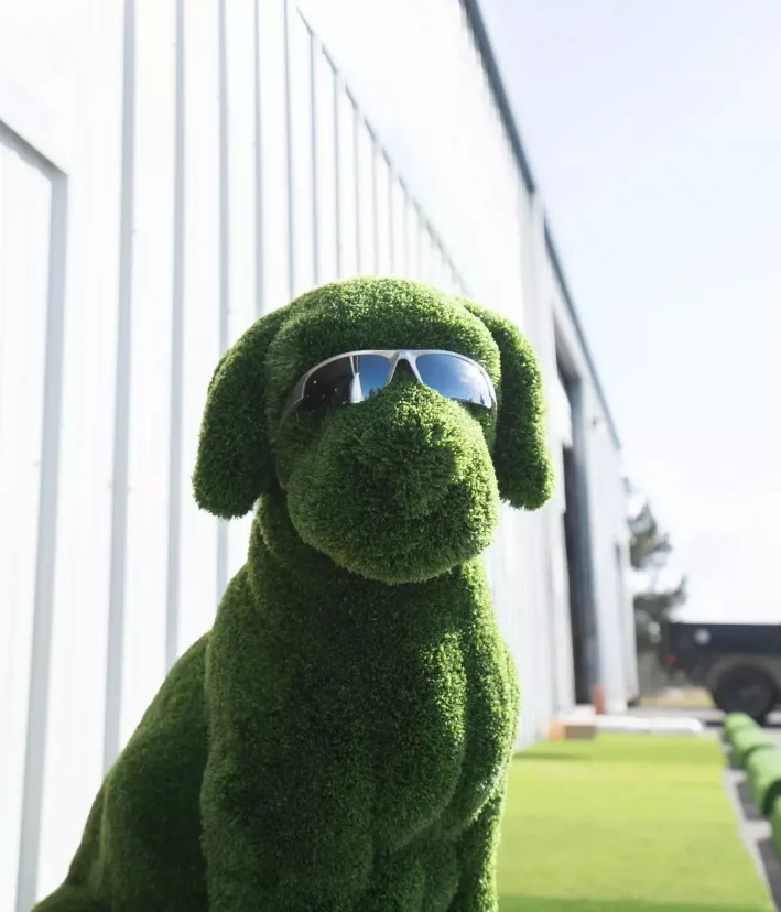 Customizable Outdoor Artificial Animals Grass for Pet Decorations PE Modular Material with Steel Structure Landscape Dogs Bears