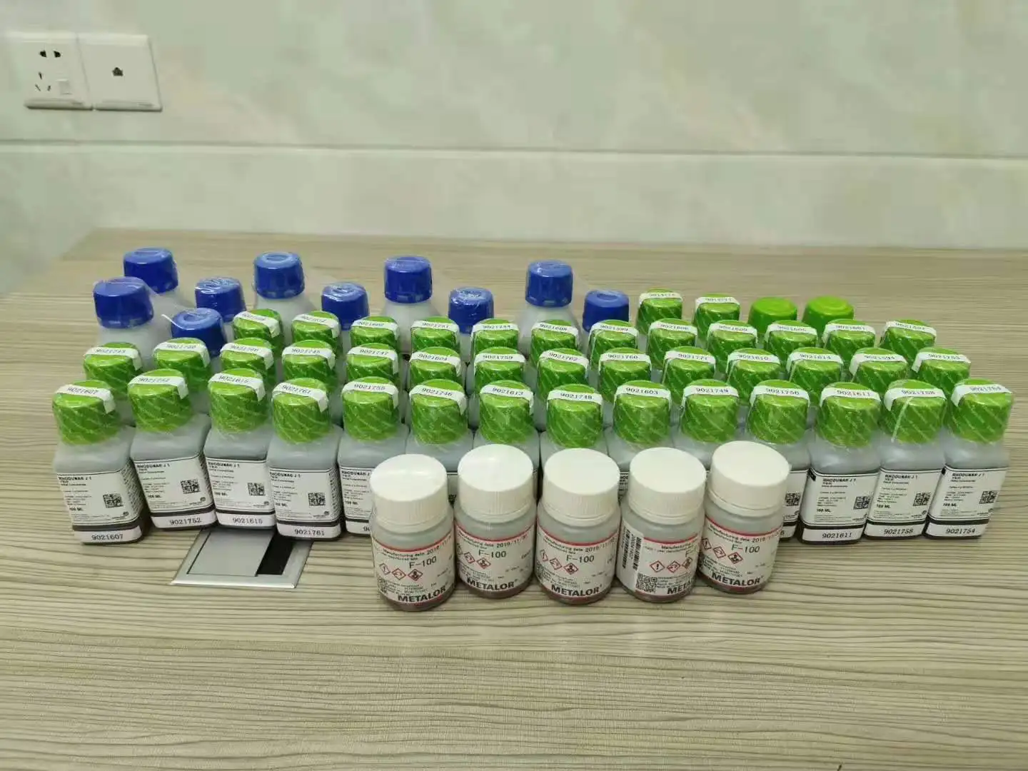 0.2g 2g 4g 100ml Rhodium plating solution J1 jewelry silver gold CAS 10489-46-0 favorable price
