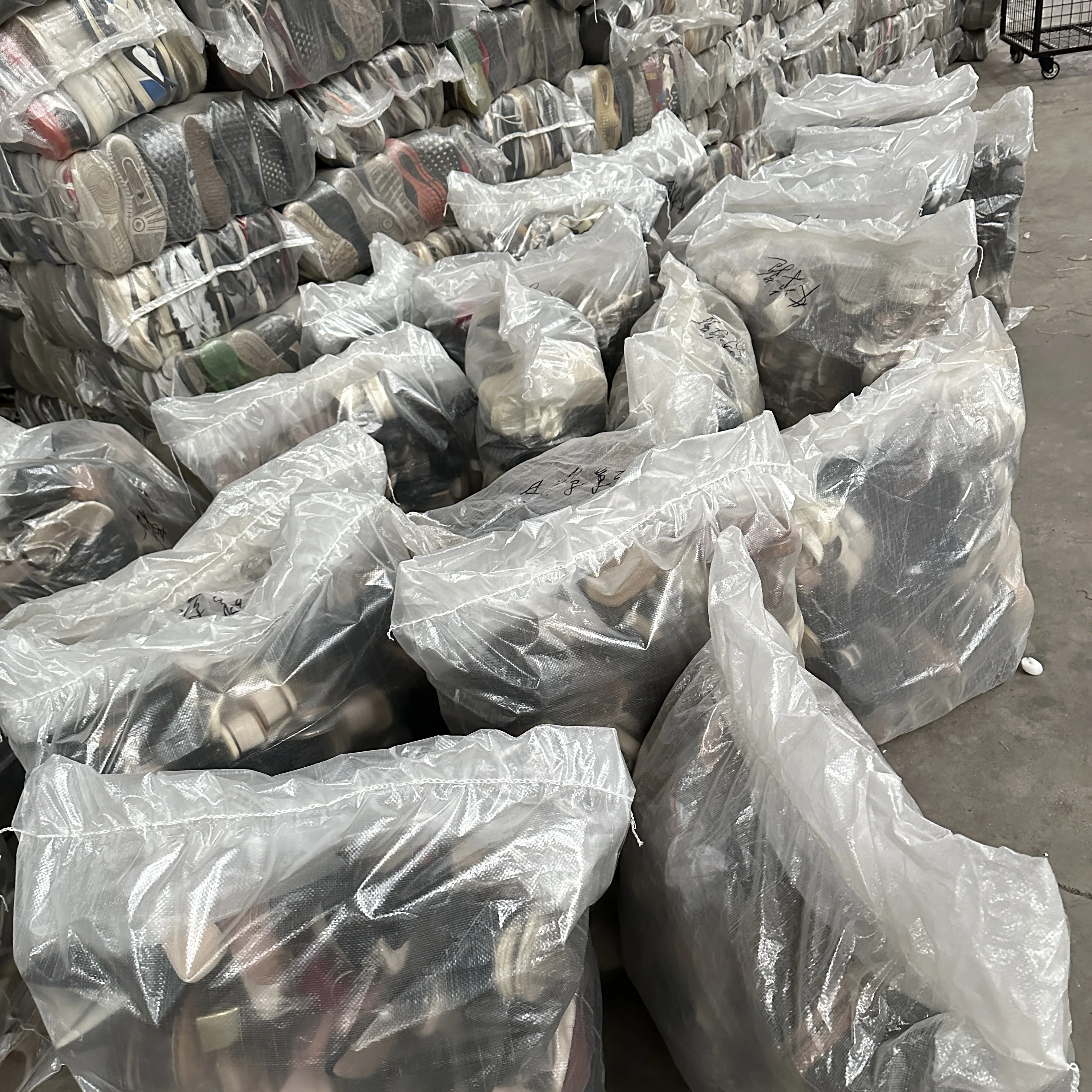 China ukay ukay bales second hand men sports shoes bundle used shoes supplier men running shoes