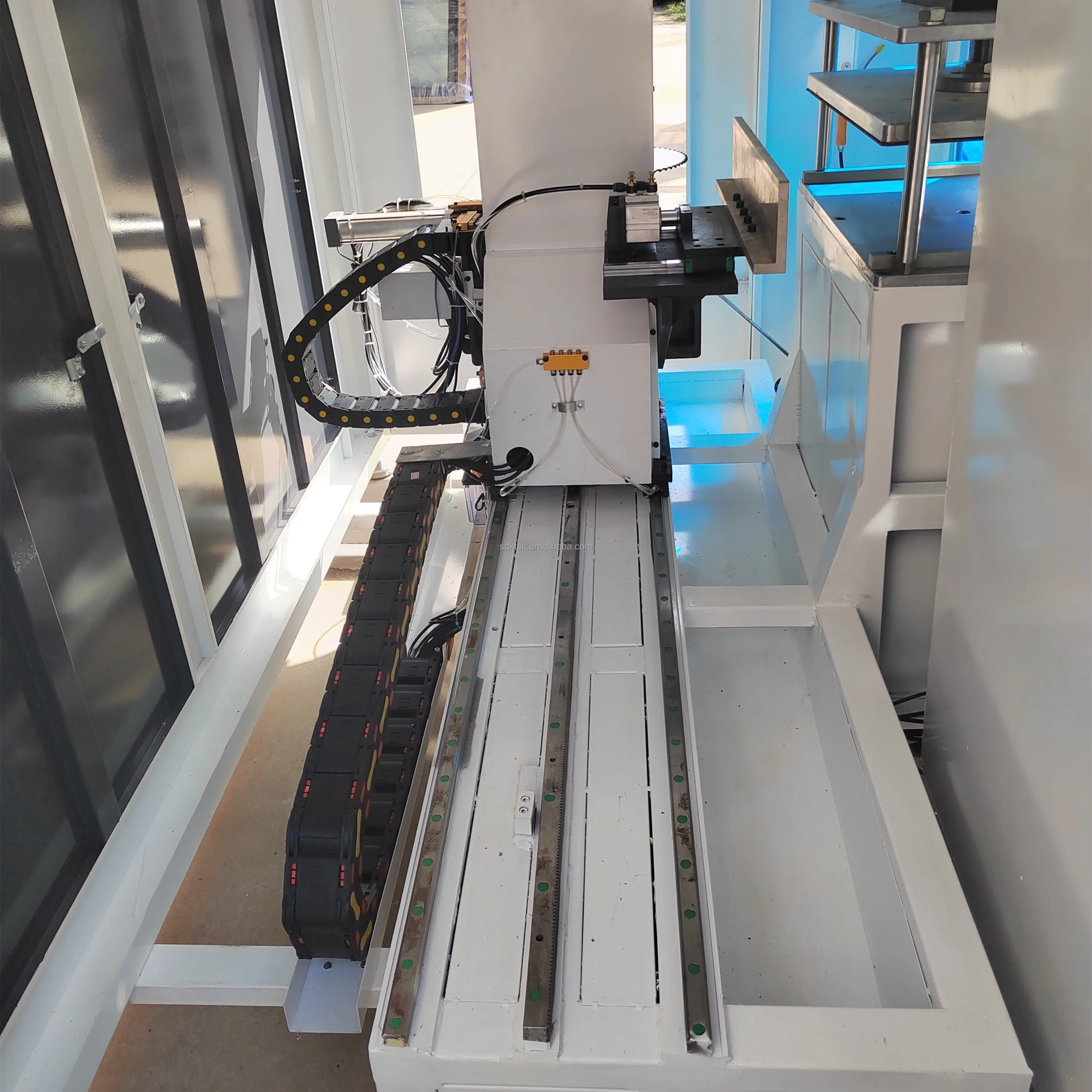 Aluminum window frame mullion profile 3 axis cnc end milling machine for aluminum profile processing
