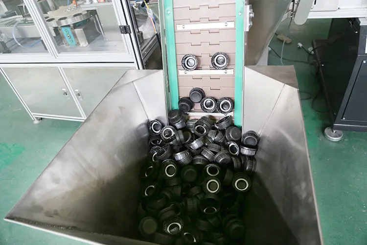 Automatic pp pet pvc bottle cap lining insert gasket machine with good price
