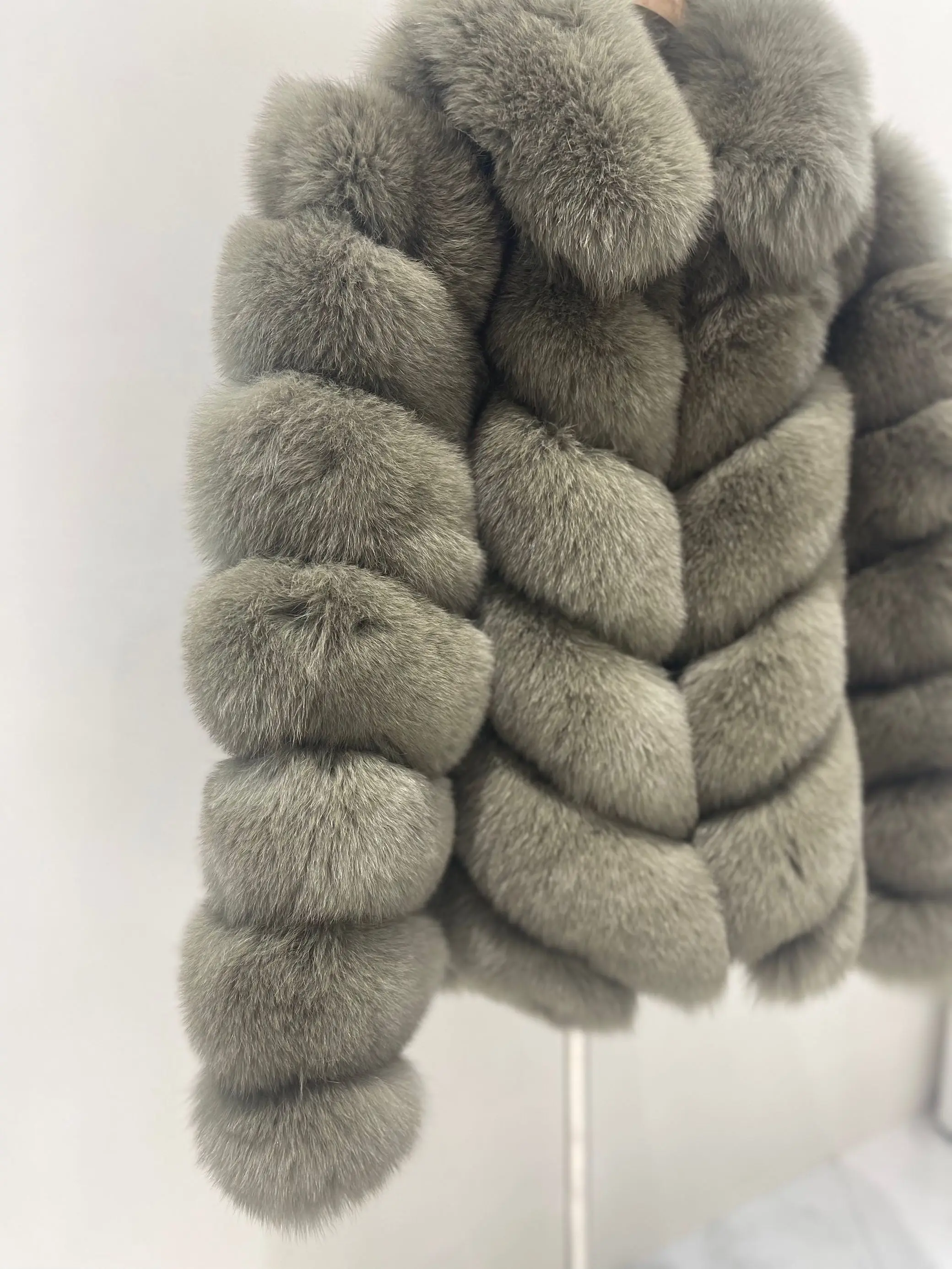 China Factory Wholesale Grey Short Real Fox Fur Luxury Coat Women Winter Warm Coat