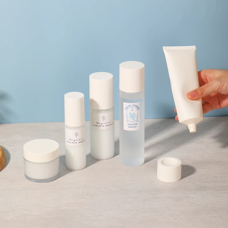 luxury elegant plastic bottle for lotion set white plastic cosmetic facial tonic lotion bottle plastic cosmetic bottle and jar