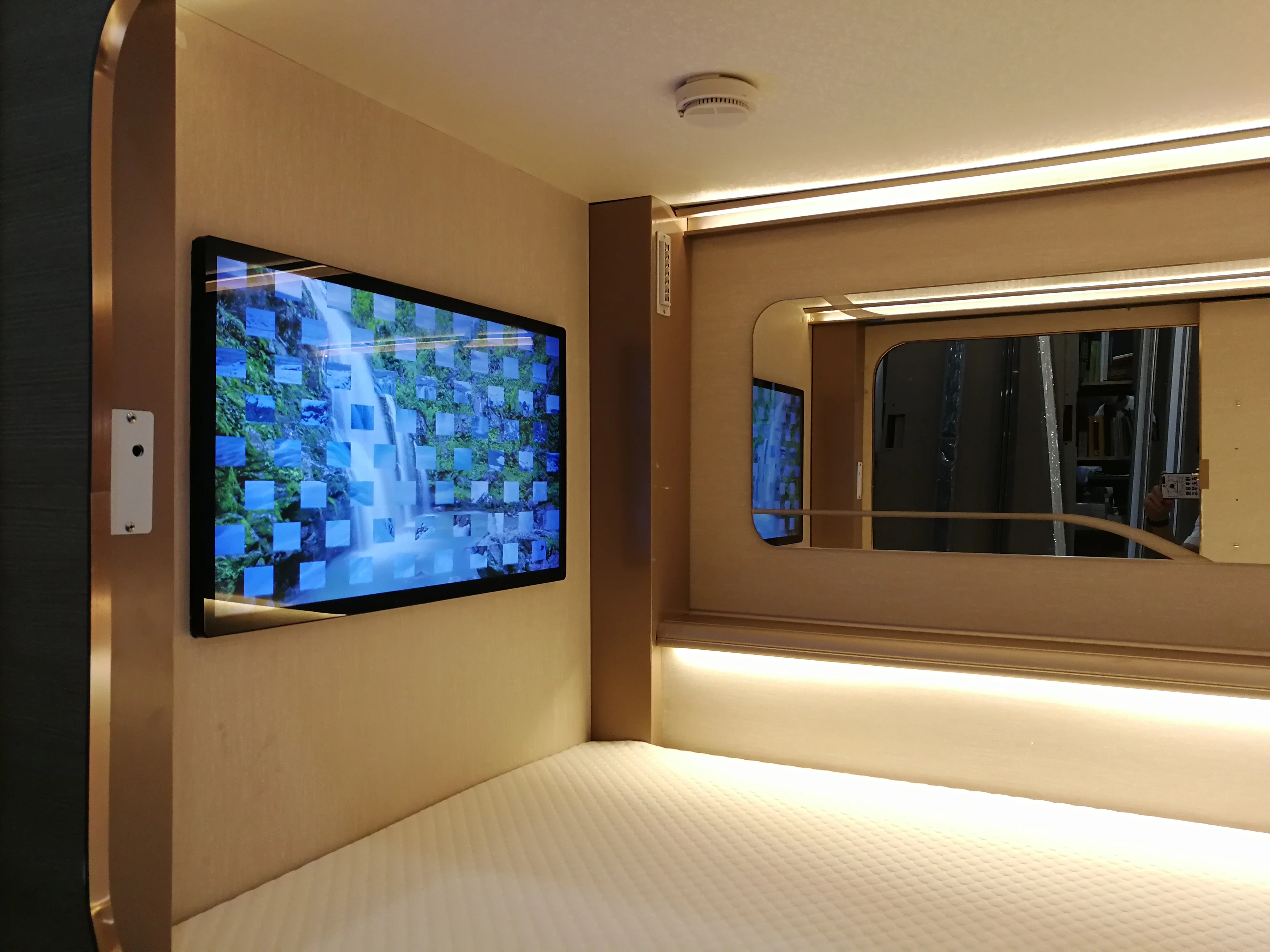 Chinese Factory Supply Space Saving Fireproof Capsule Hotel Sleeping Pods