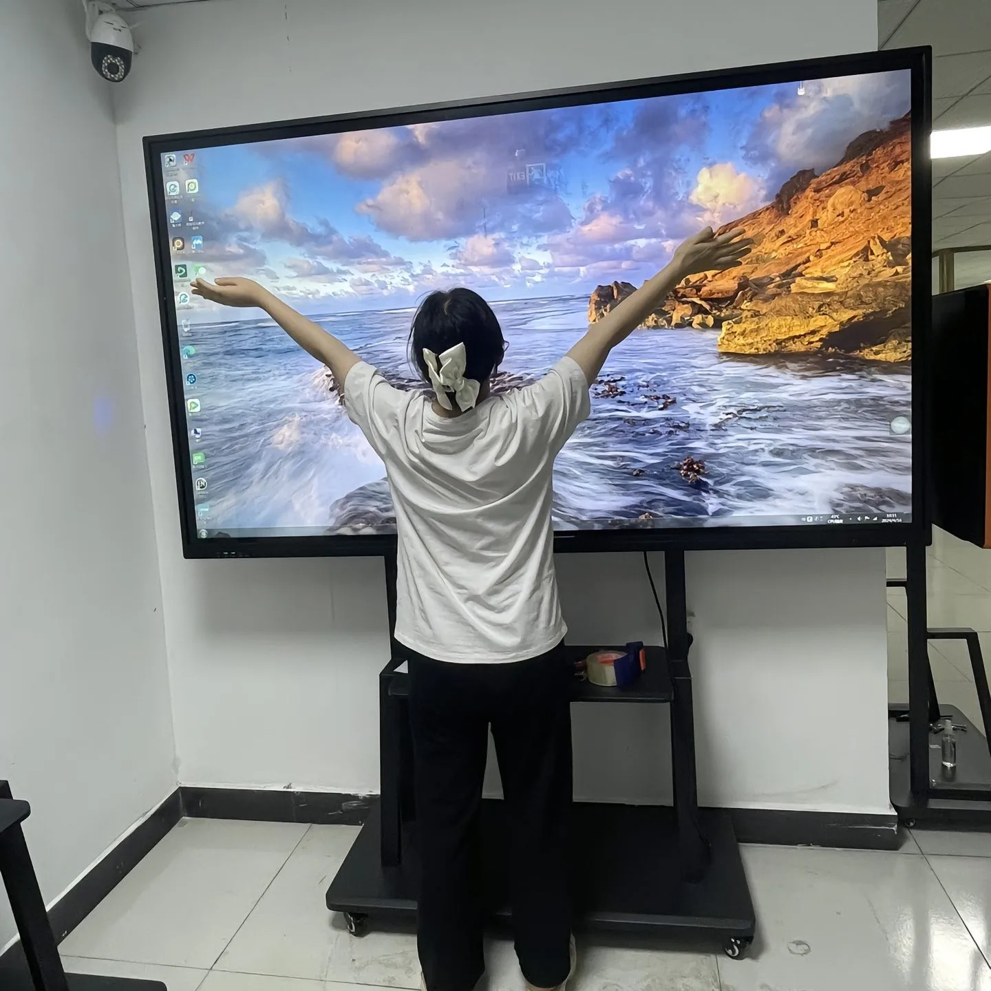 Hybrid Meeting 82inch Interactive Touchscreen with Integrated Cameras and Microphones for Blended Team Collaboration