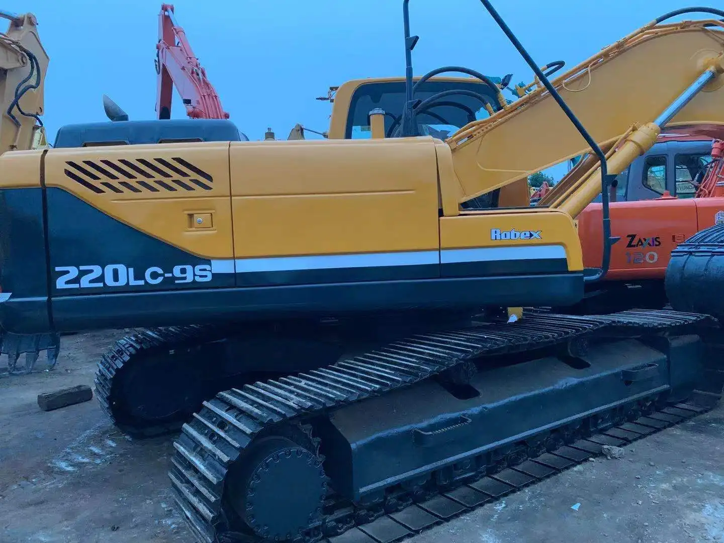 In Good Condition Hyundai R220Lc-9S Excavator For Sale