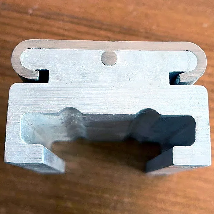 Third current conductor contact rail for metro