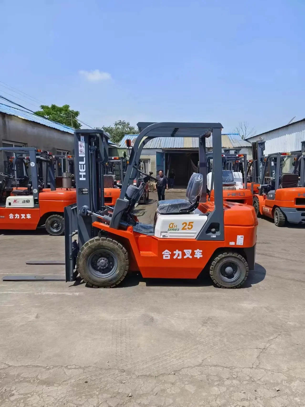 Новый Трехходовой вилочный погрузчик Heli 2 5 тонны 1 0 трехходовой для поддонов узкого прохода