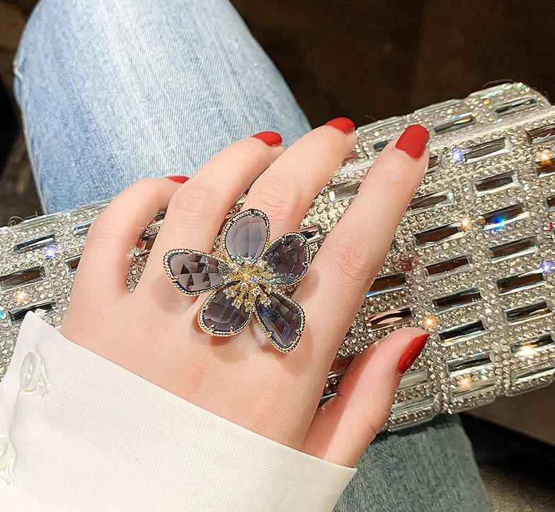 Кольцо с кристаллами и цветами. Открытое кольцо