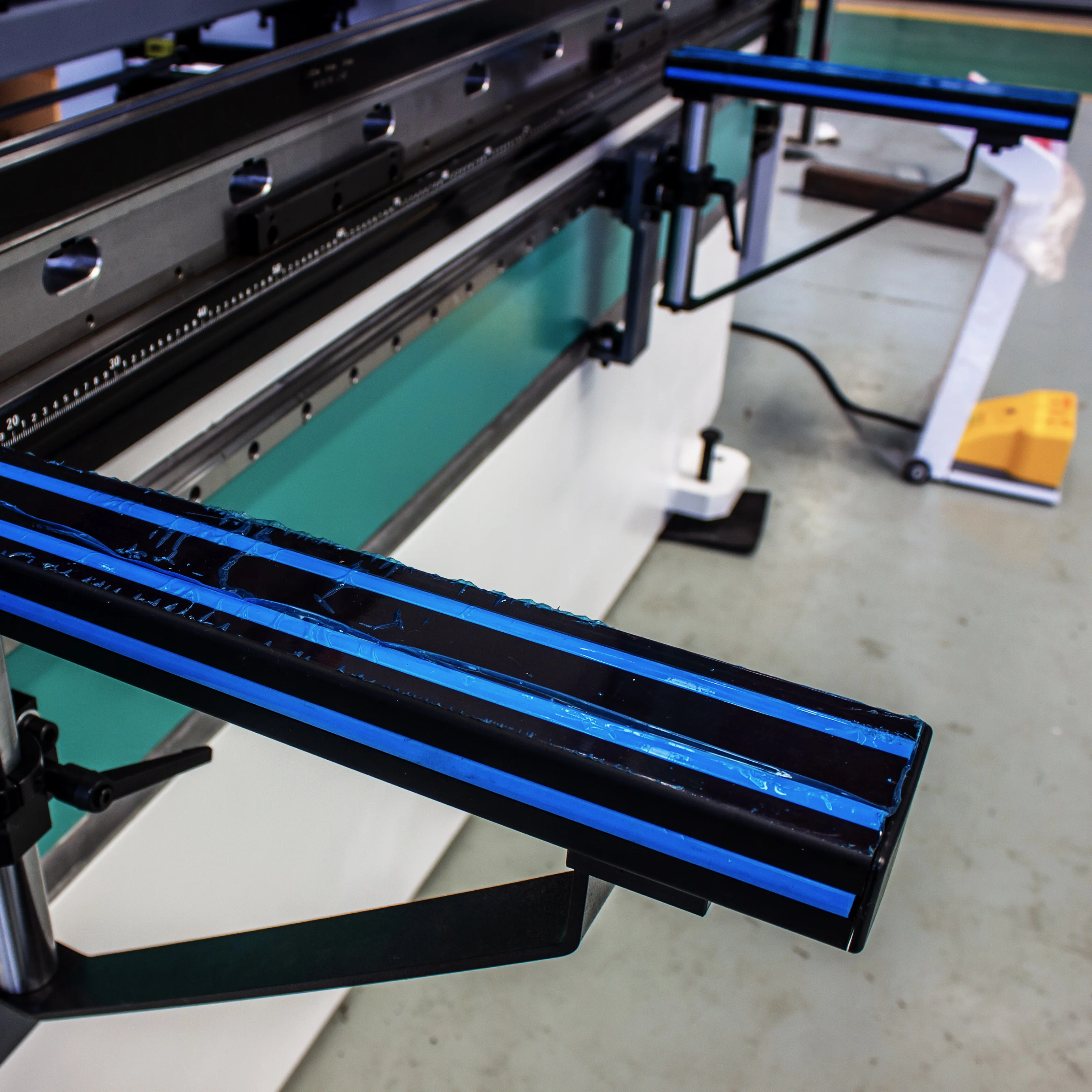 Factory Direct Sale 140T3200 Hydraulic 4+1 Axis Press Brake Machine with CNC Control System Bending Machine Provided Spare Parts