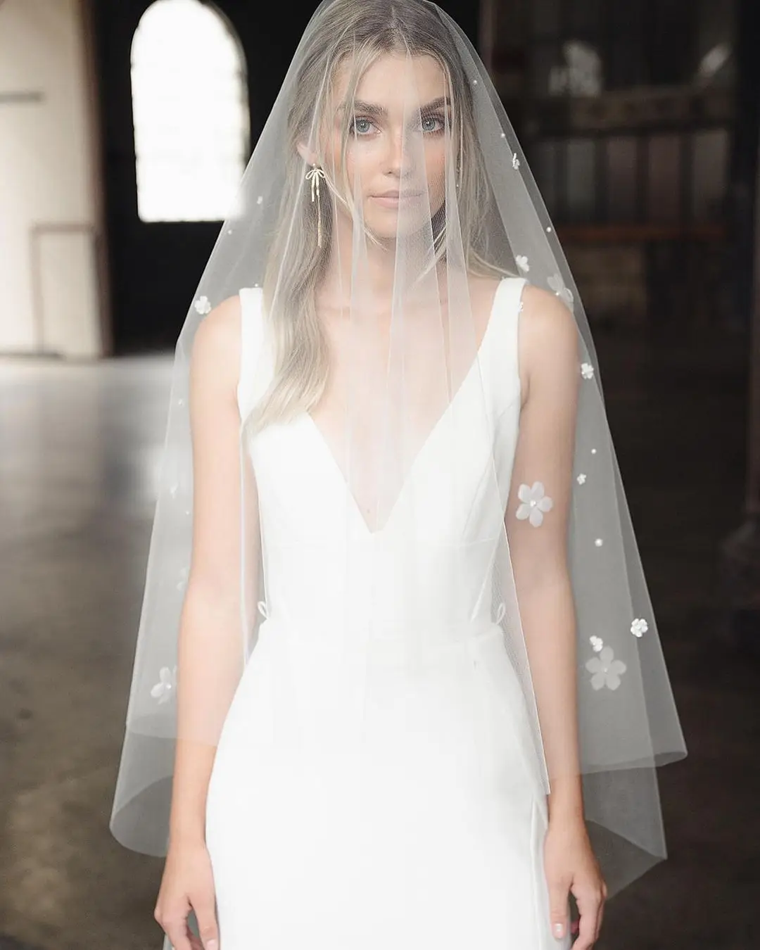 A floral veiled wedding 3d flowers pearls beaded  trimmings one layer bridal veil with comb