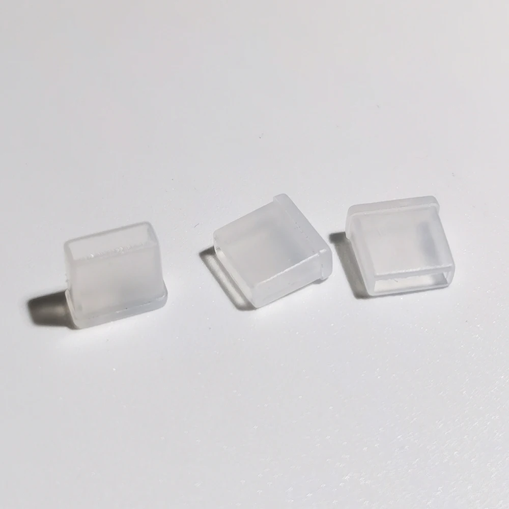  Пластиковая крышка с разъемом микро-USB для защиты от