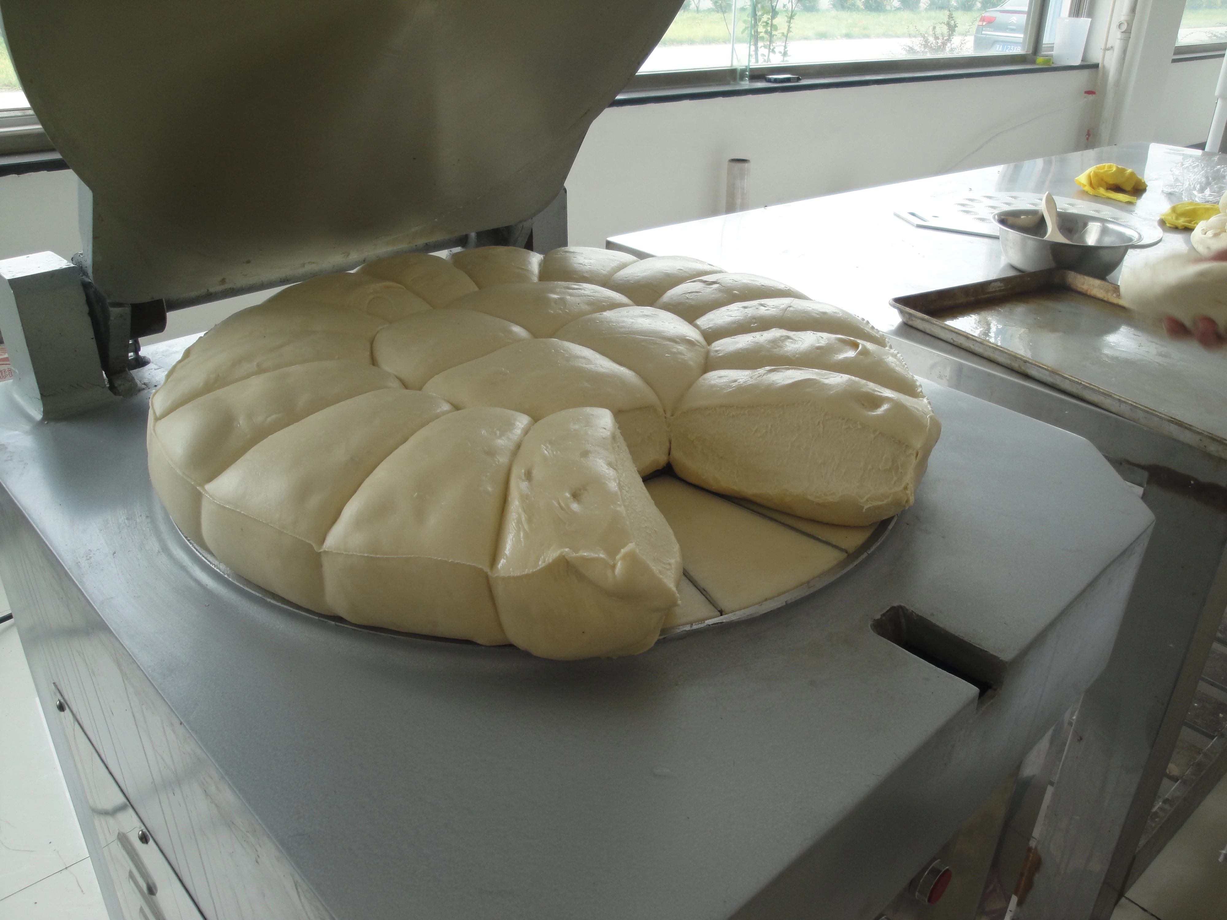 Toast/Hydraulic dough divider with a dividing range of 135-1000g for dough dividing by dough sticks, simple and easy to operate.