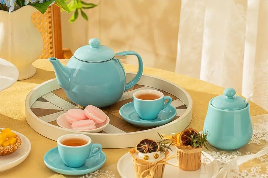 Керамический чайник и чашка для чая