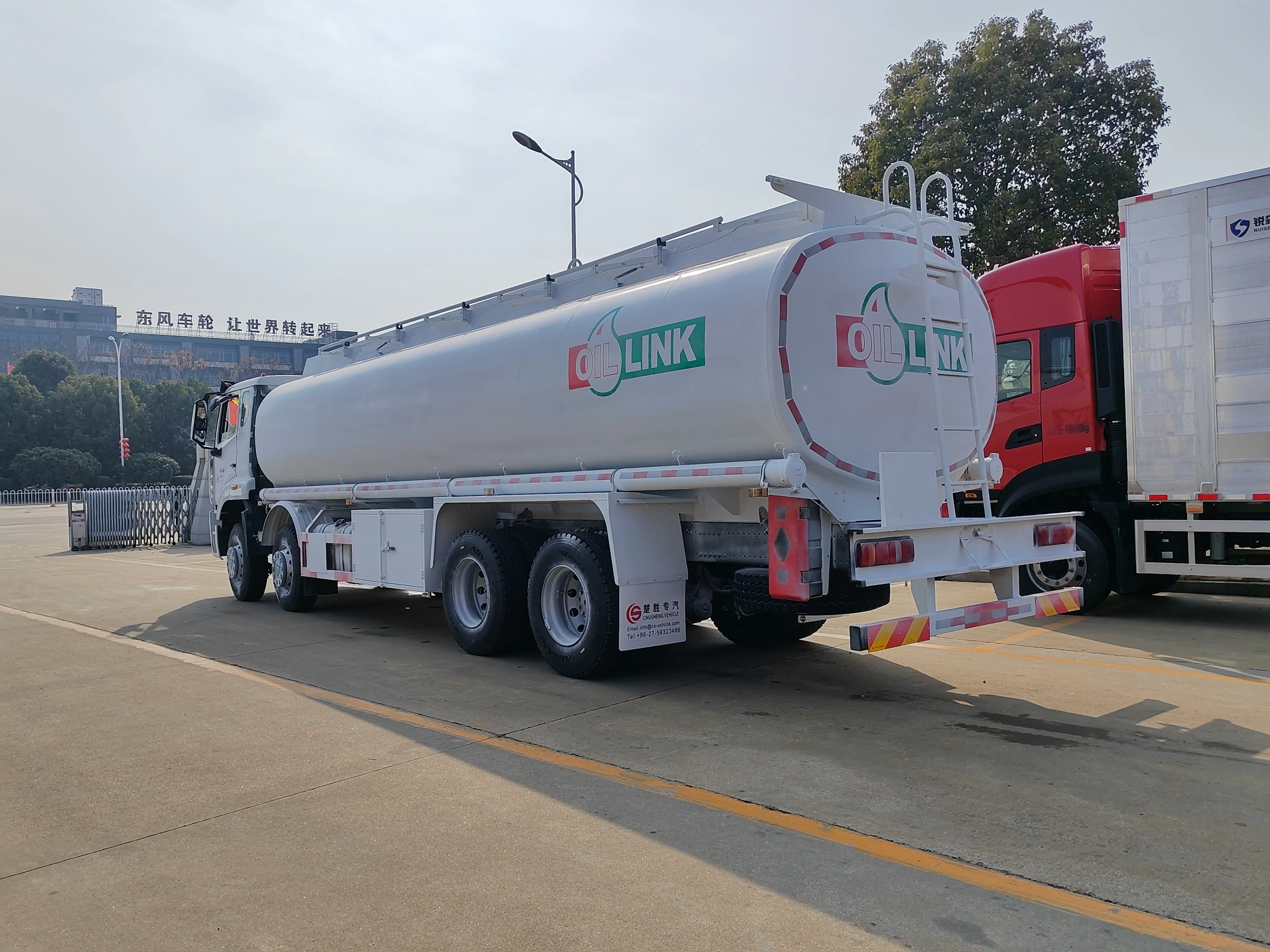 Heavy Duty Sinotruck HOWO 8X4 Diesel Tank Oil Fuel Transport Fuel Delivery Tanker Truck