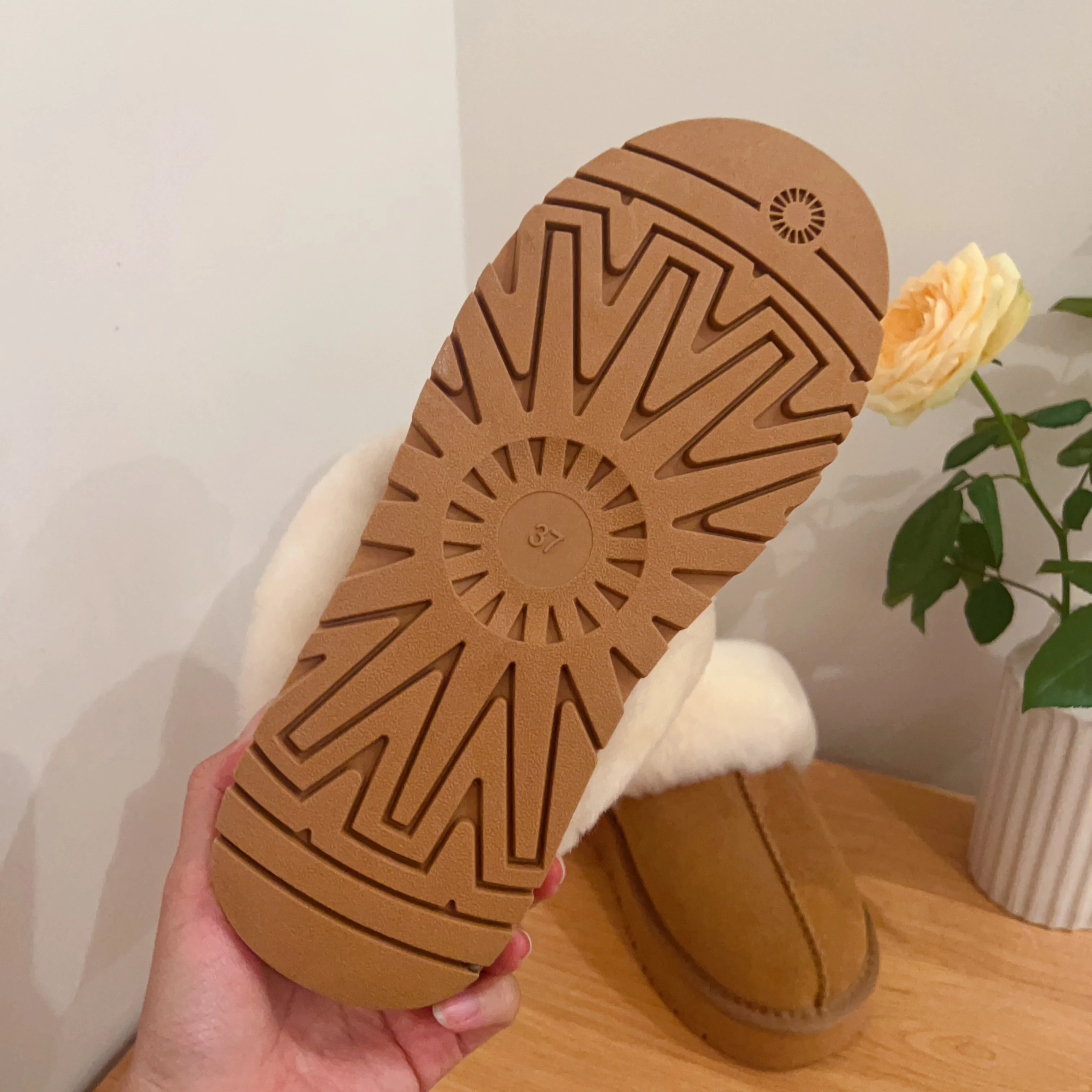 Popular Factory New Arrival Maroon Warm Non-Slip Leather Slippers Suitable for Indoor snow boots